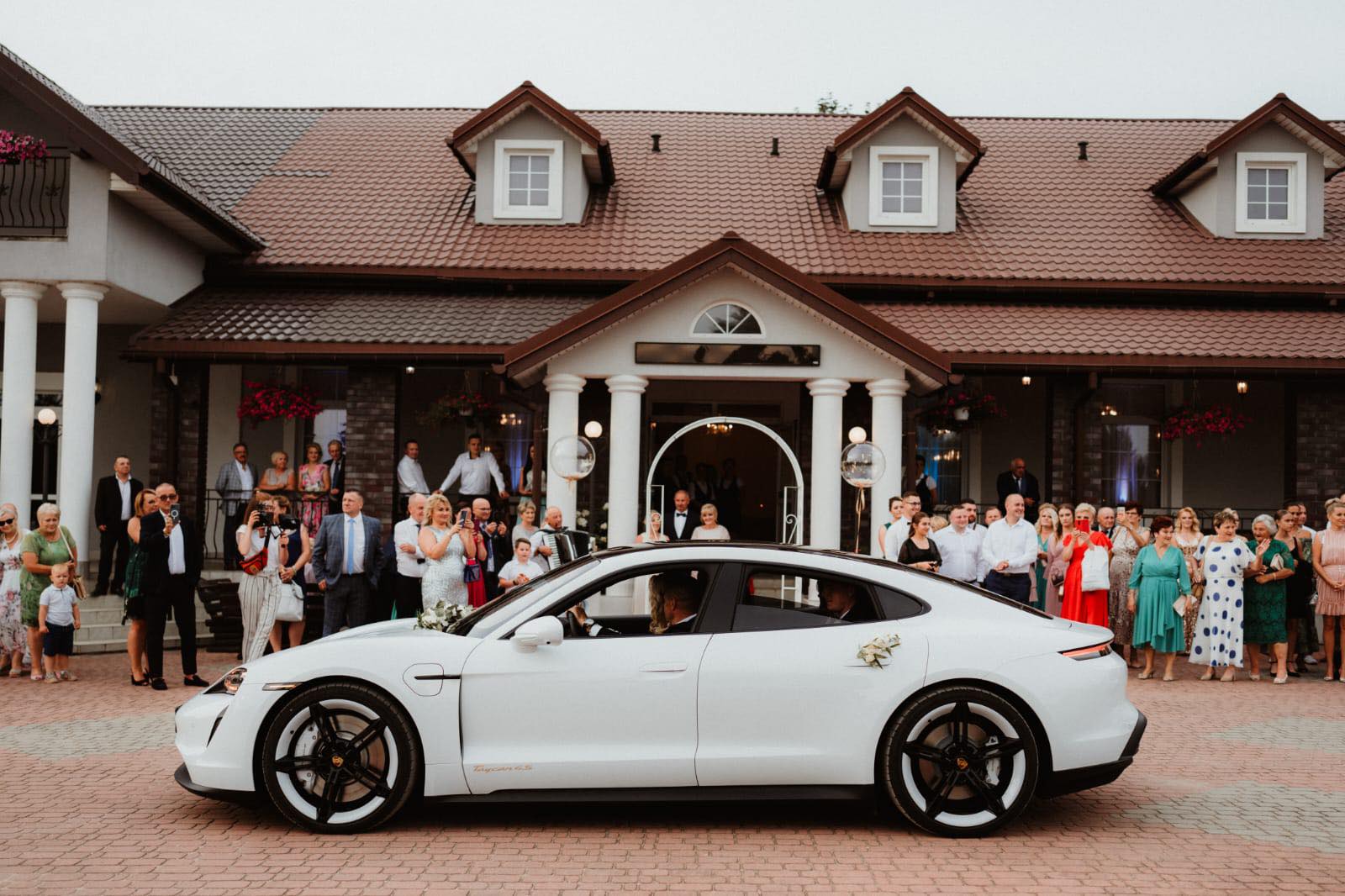 Białe Porsche Taycan 4S - najbardziej nowoczesne auto w naszej flocie ! 571km !