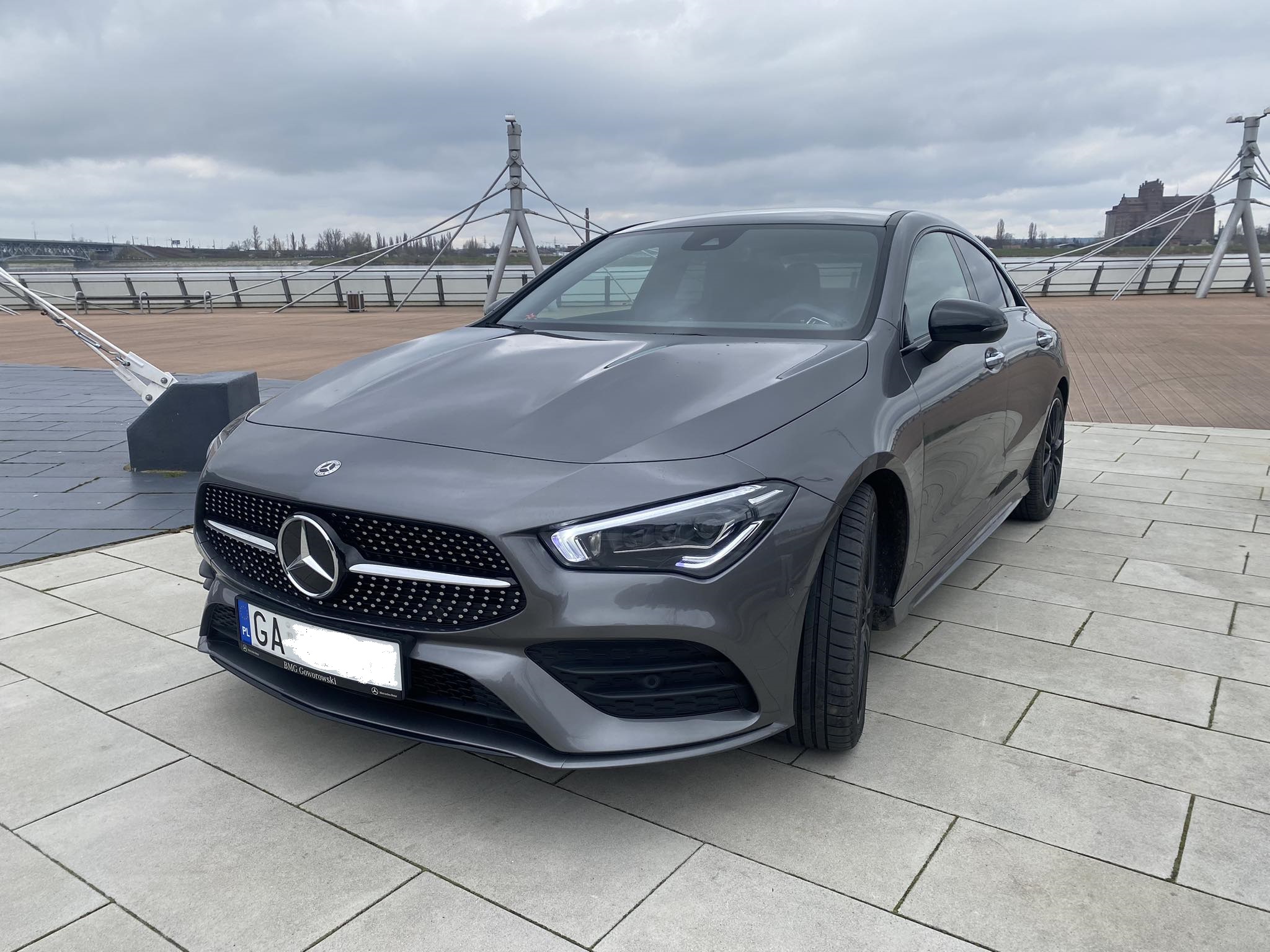 Piękny, grafitowy Mercedes Cla w pakiecie Night AMG