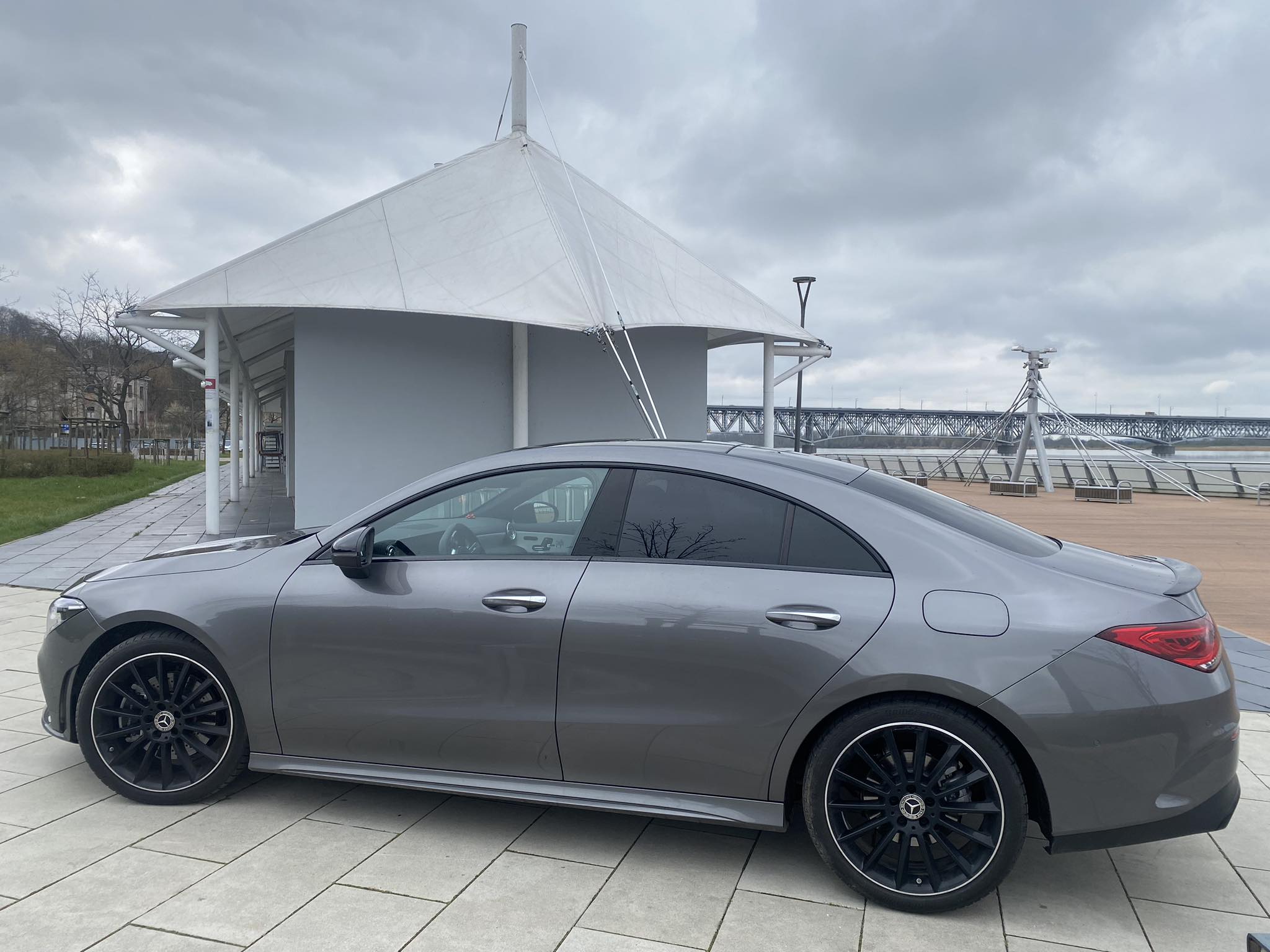 Piękny, grafitowy Mercedes Cla w pakiecie Night AMG