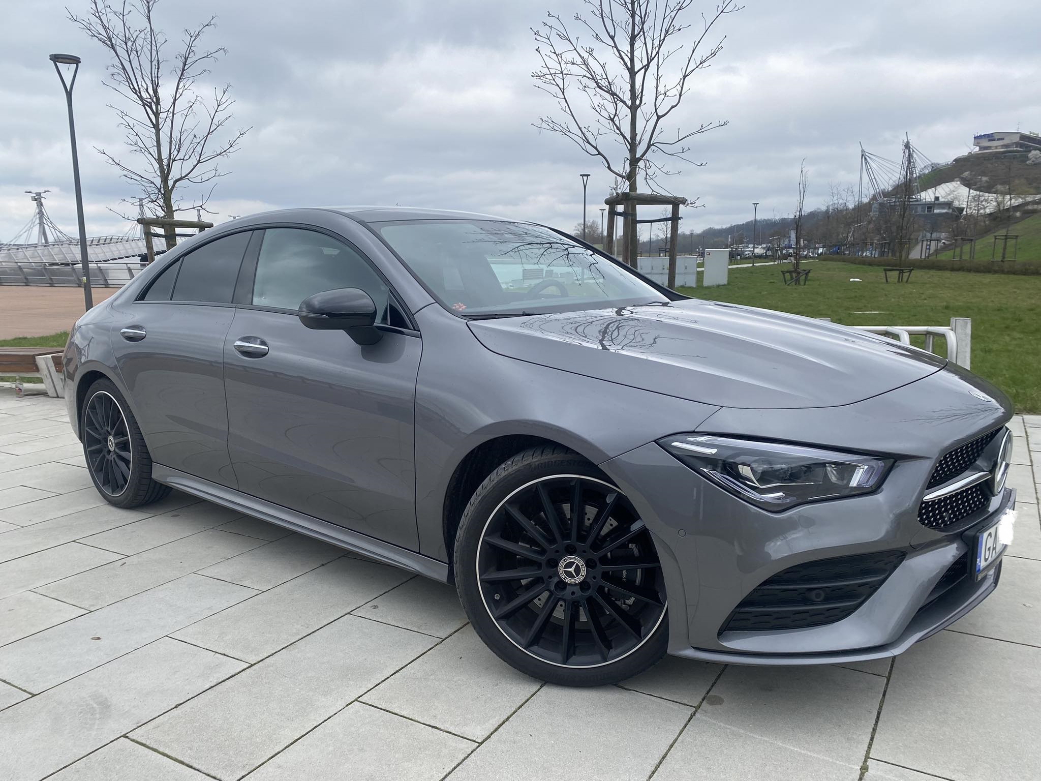 Piękny, grafitowy Mercedes Cla w pakiecie Night AMG