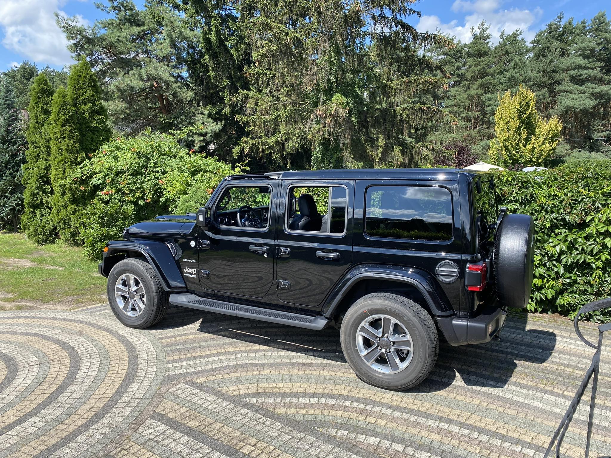Najnowszy Czarny Jeep Wrangler Sahara