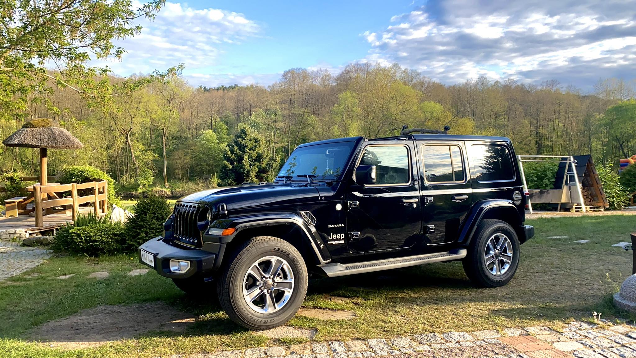 Najnowszy Czarny Jeep Wrangler Sahara