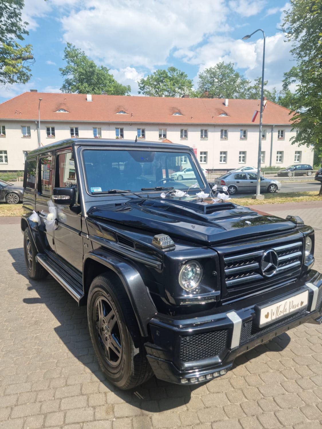 Czarny Mercedes G500