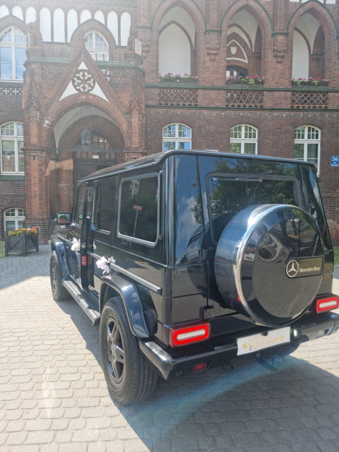 Czarny Mercedes G500