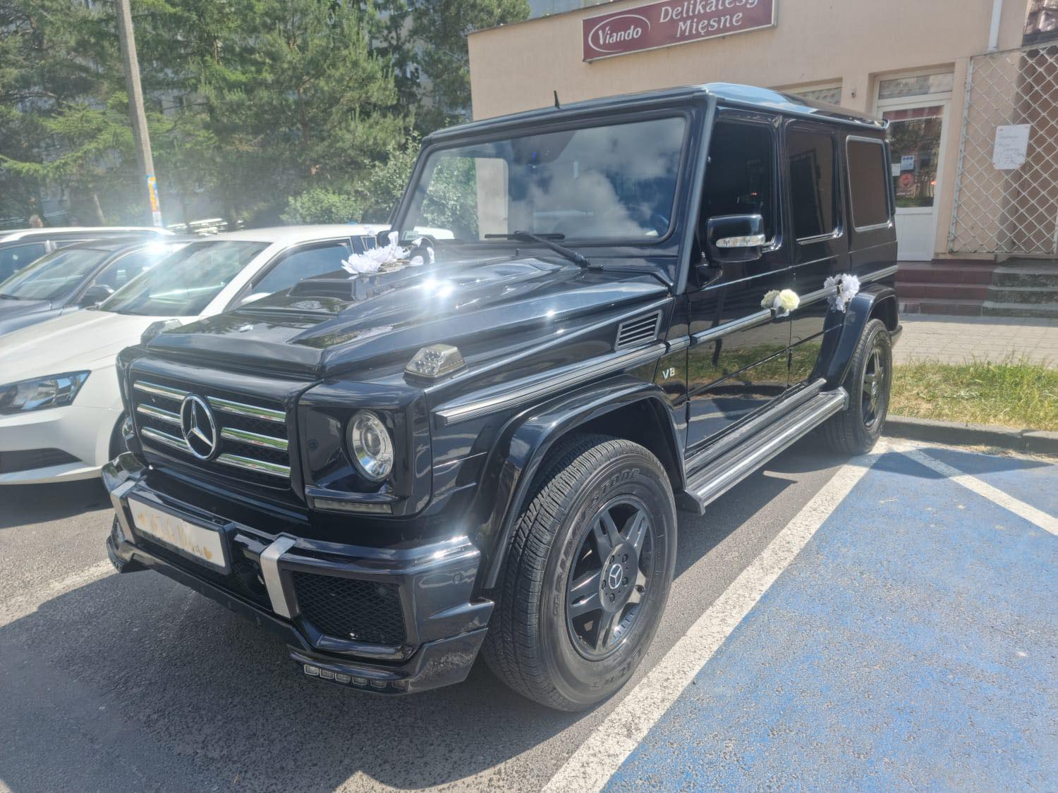 Czarny Mercedes G500