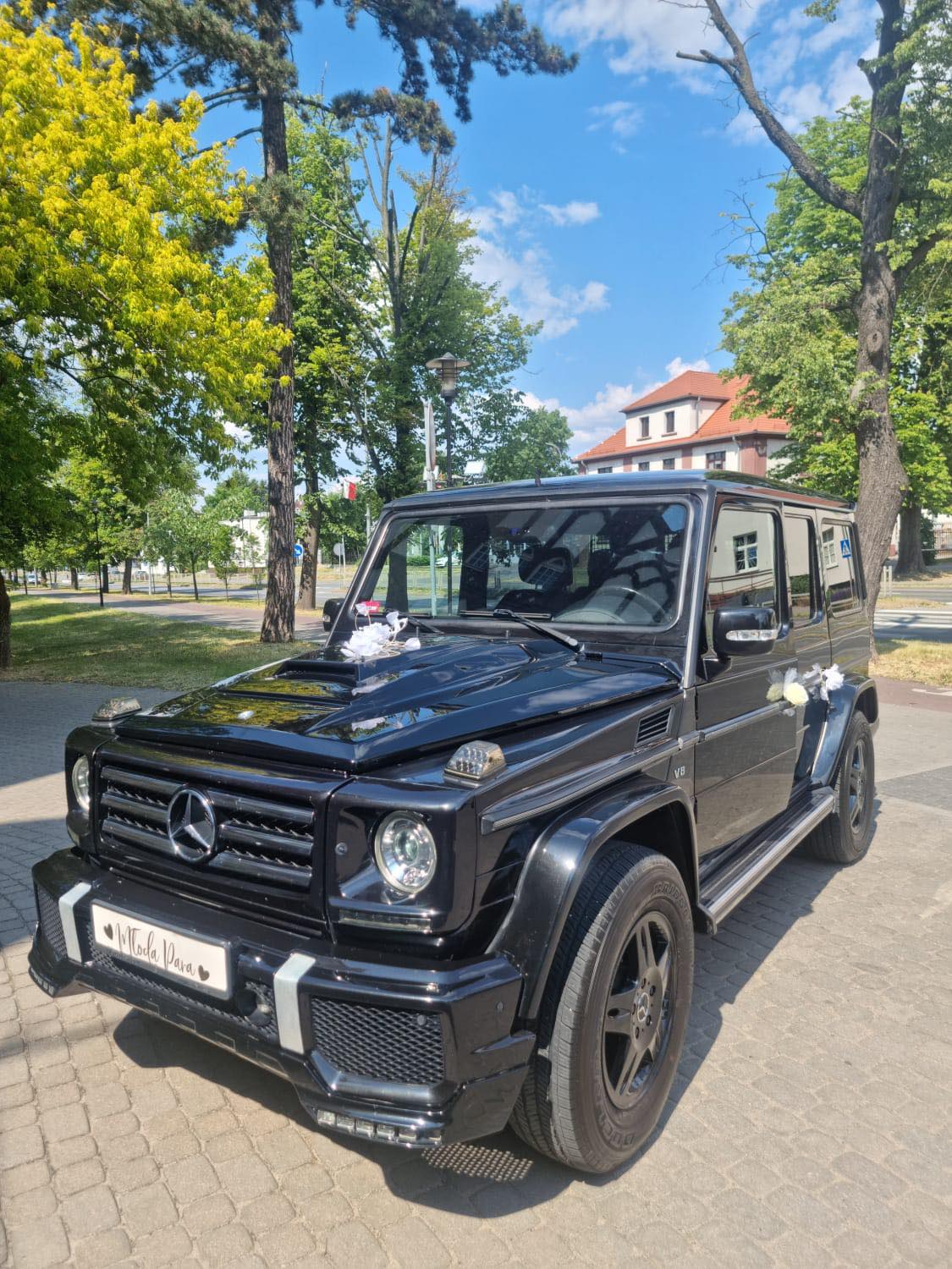 Czarny Mercedes G500