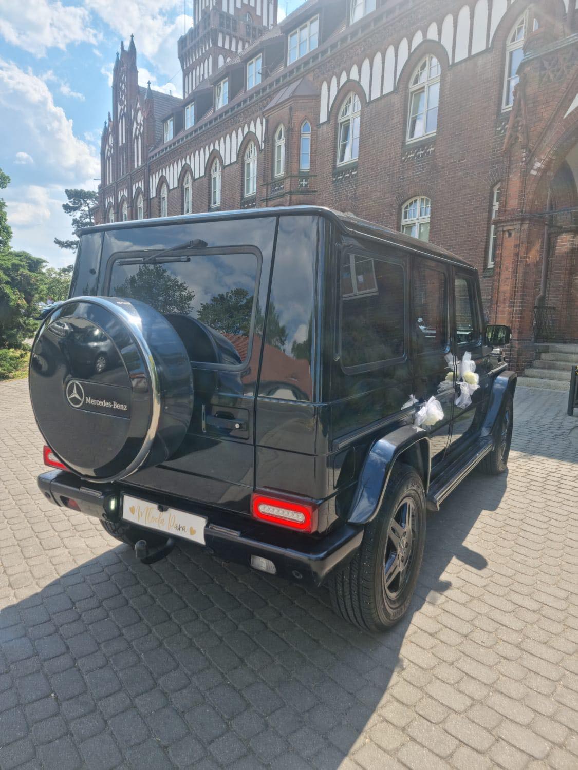 Czarny Mercedes G500