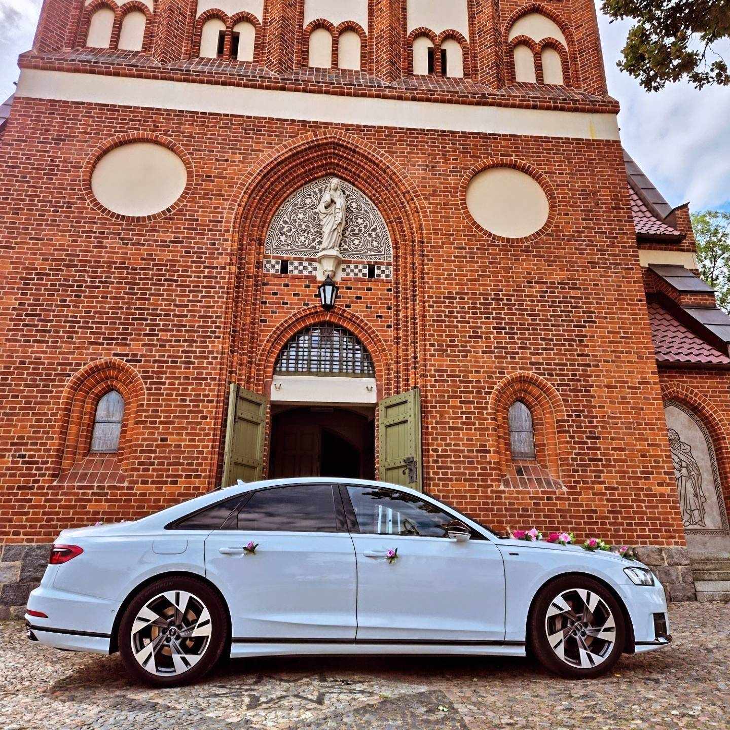 Najnowsze białe Audi A8 D5 long