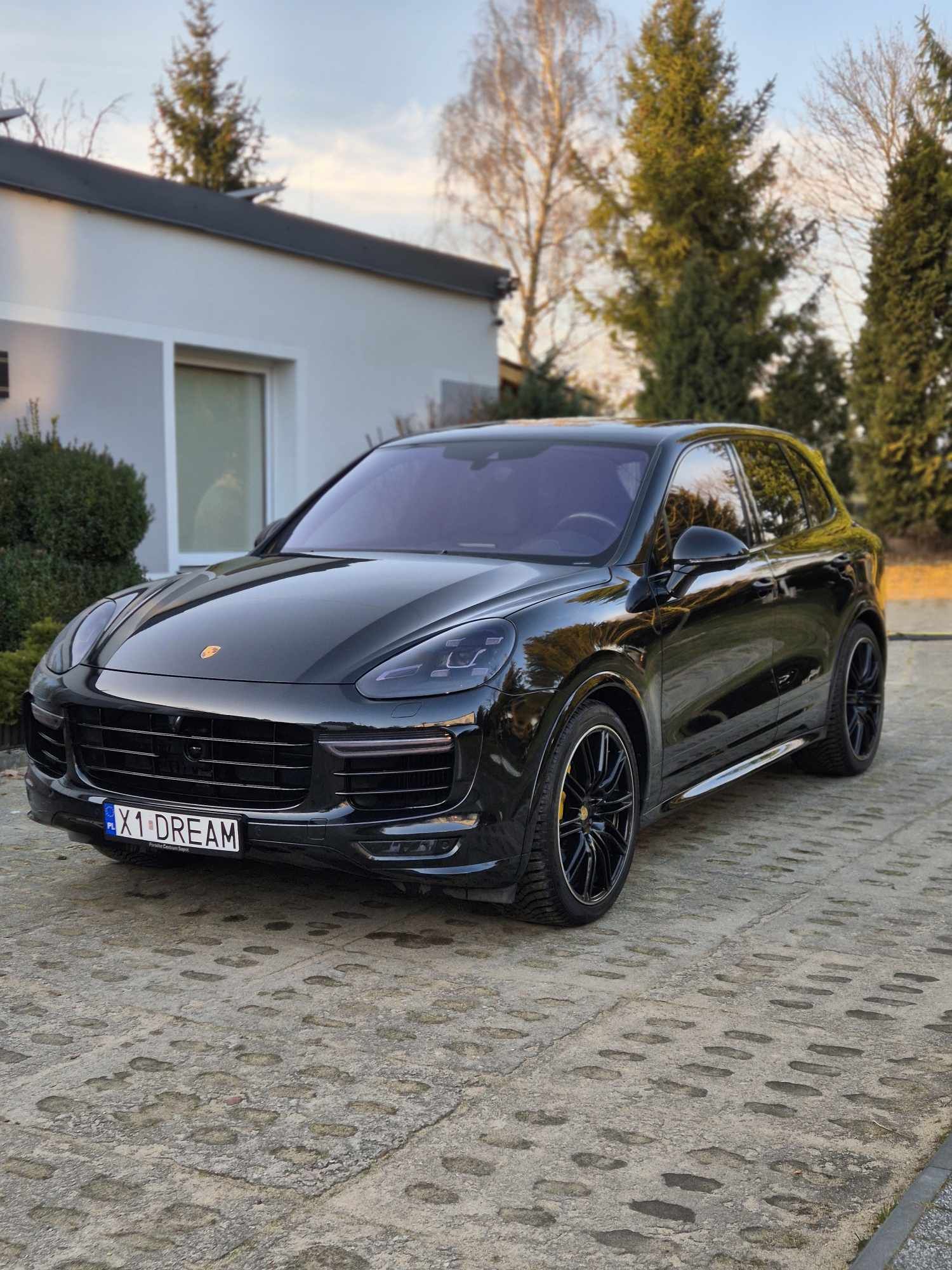 Czarne Porsche Cayenne II Turbo S