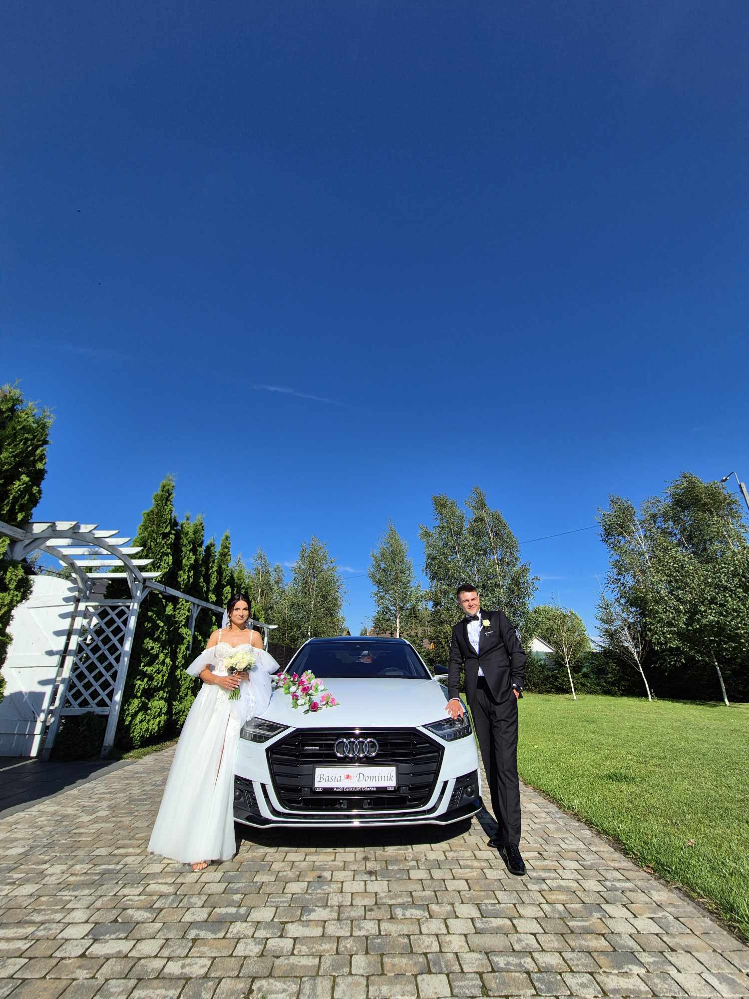 Najnowsze białe Audi A8 D5 long