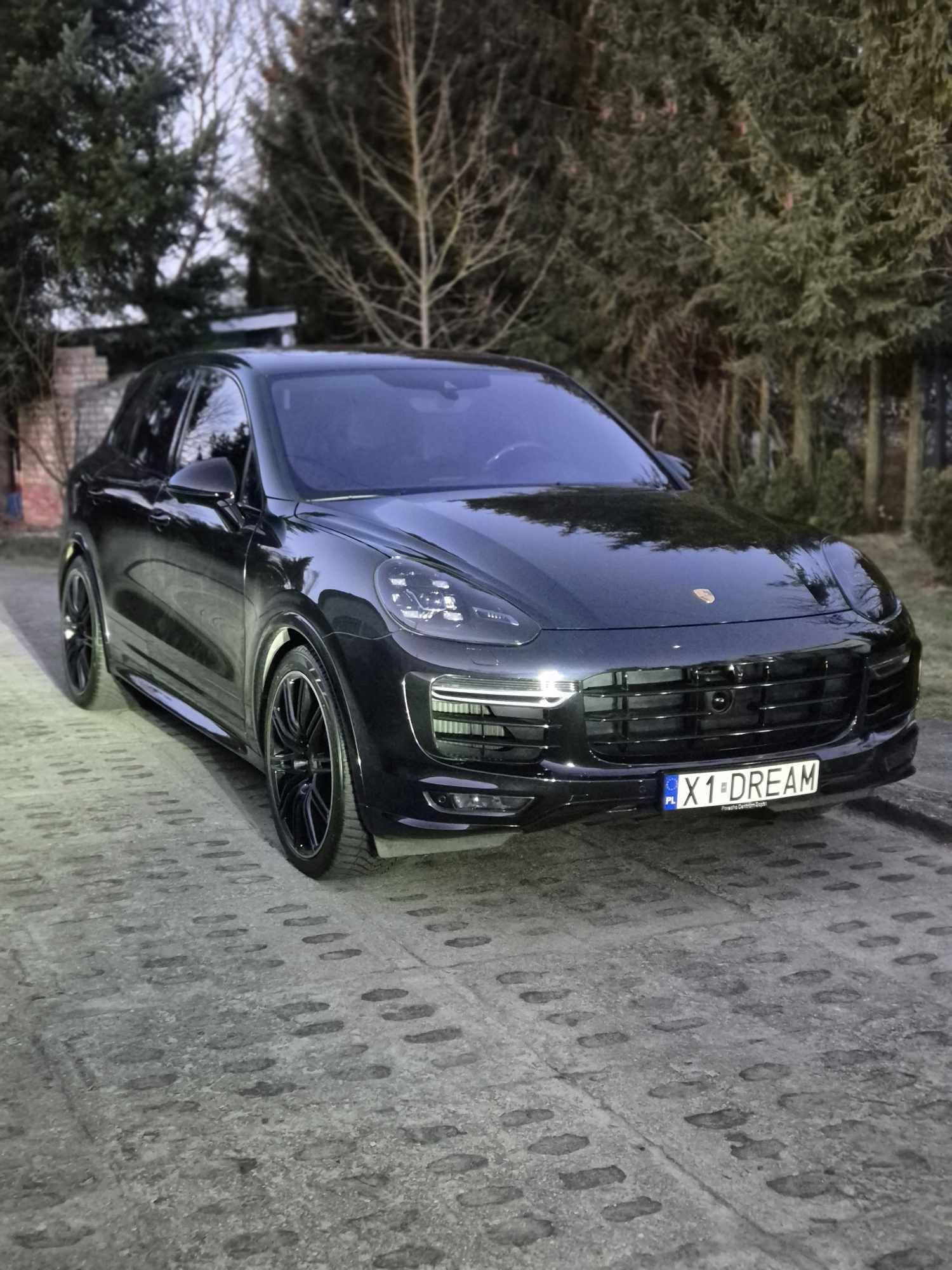 Czarne Porsche Cayenne II Turbo S
