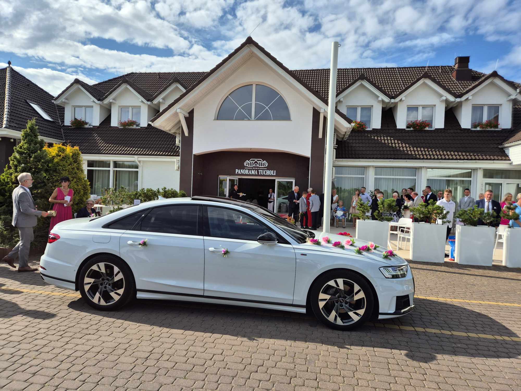 Najnowsze białe Audi A8 D5 long