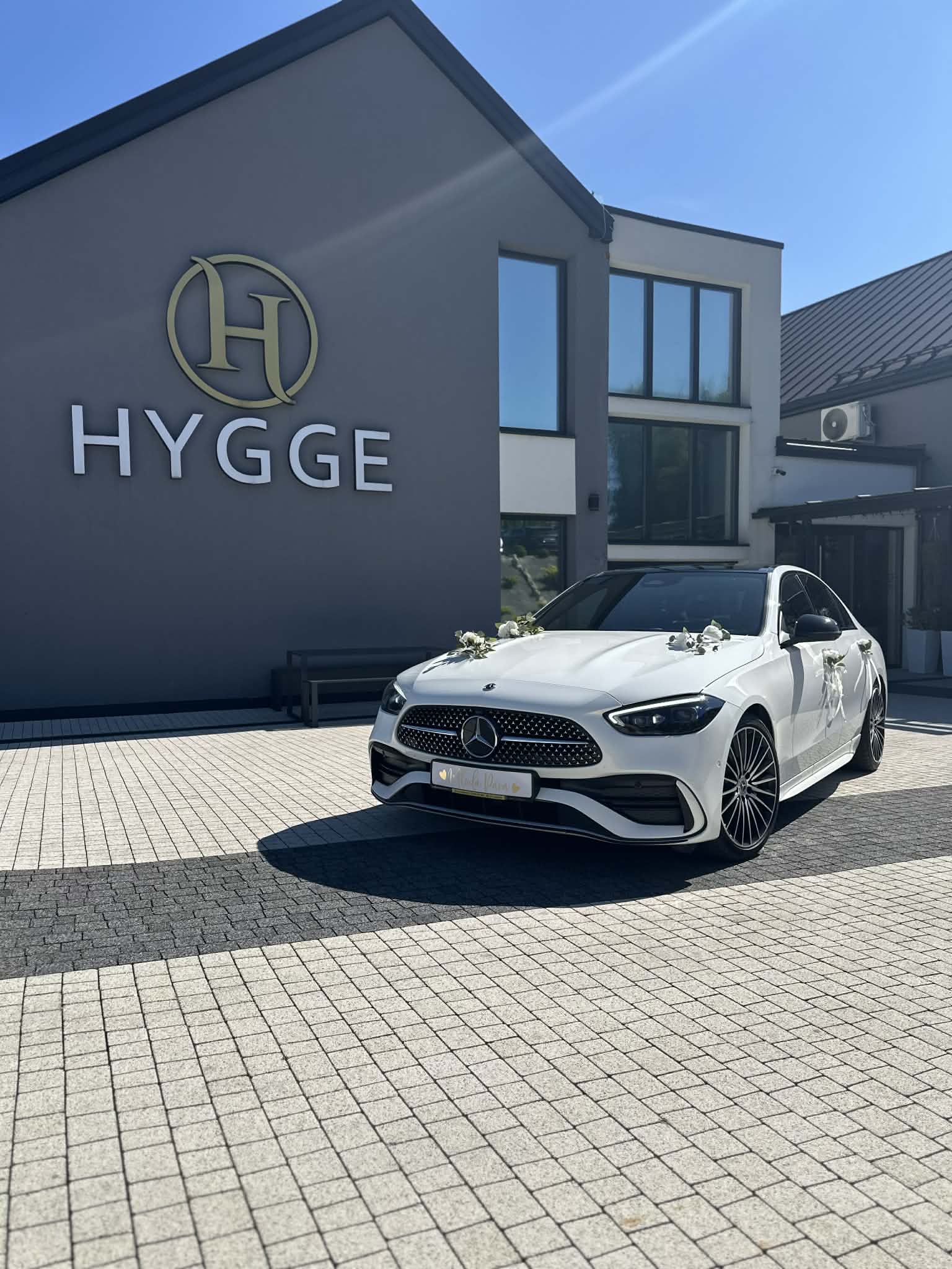 Biały Mercedes C w206 w pakiecie AMG