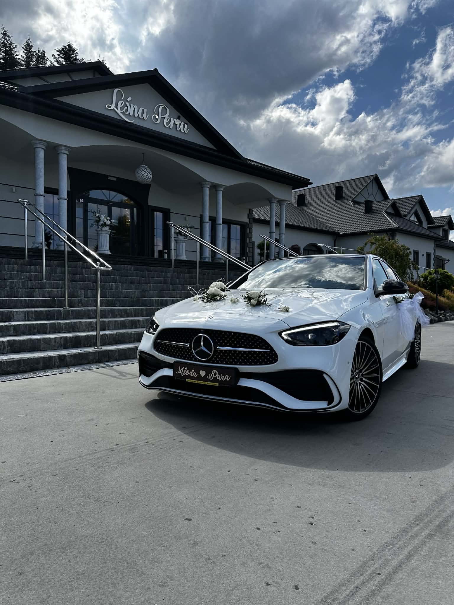 Biały Mercedes C w206 w pakiecie AMG