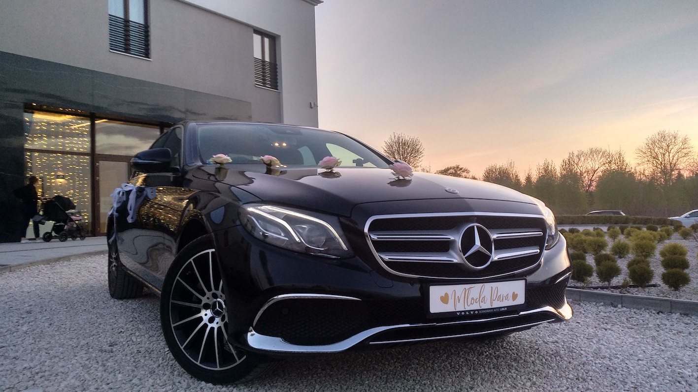 Czarny Mercedes klasy E w213 Avantgarde / jasne wnętrze