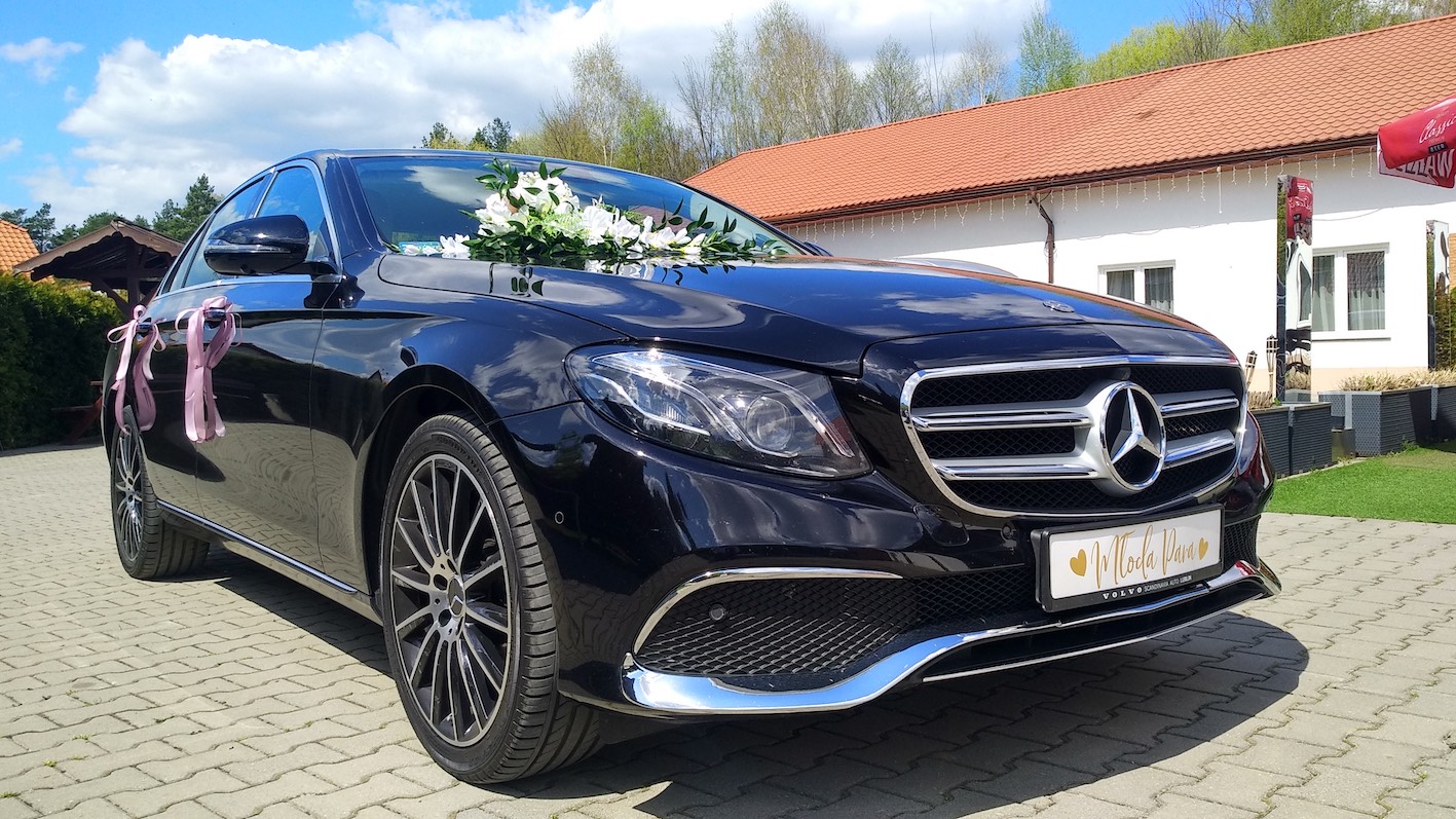 Czarny Mercedes klasy E w213 Avantgarde / jasne wnętrze