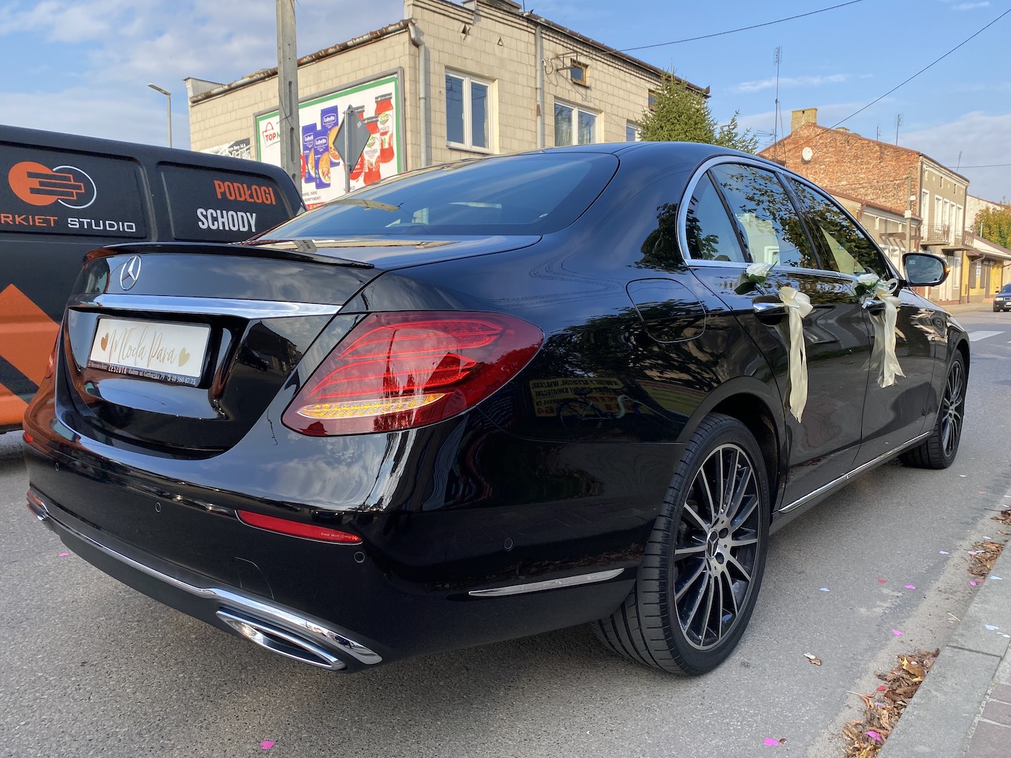 Czarny Mercedes klasy E w213 Avantgarde / jasne wnętrze