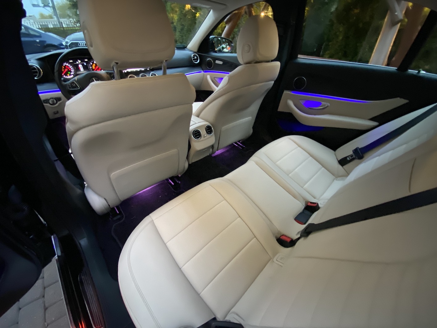 Czarny Mercedes klasy E w213 Avantgarde / jasne wnętrze