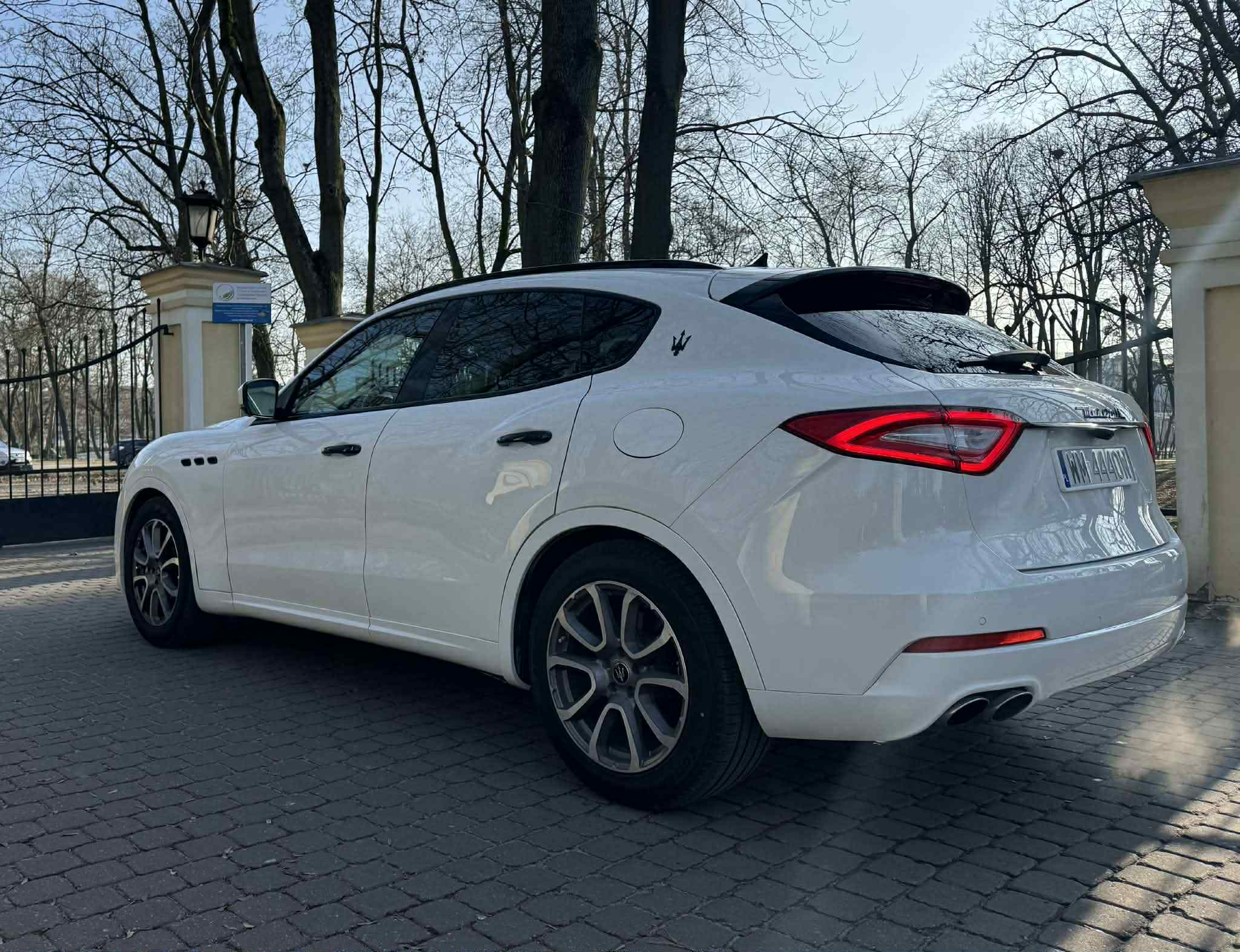 Białe Maserati Levante S