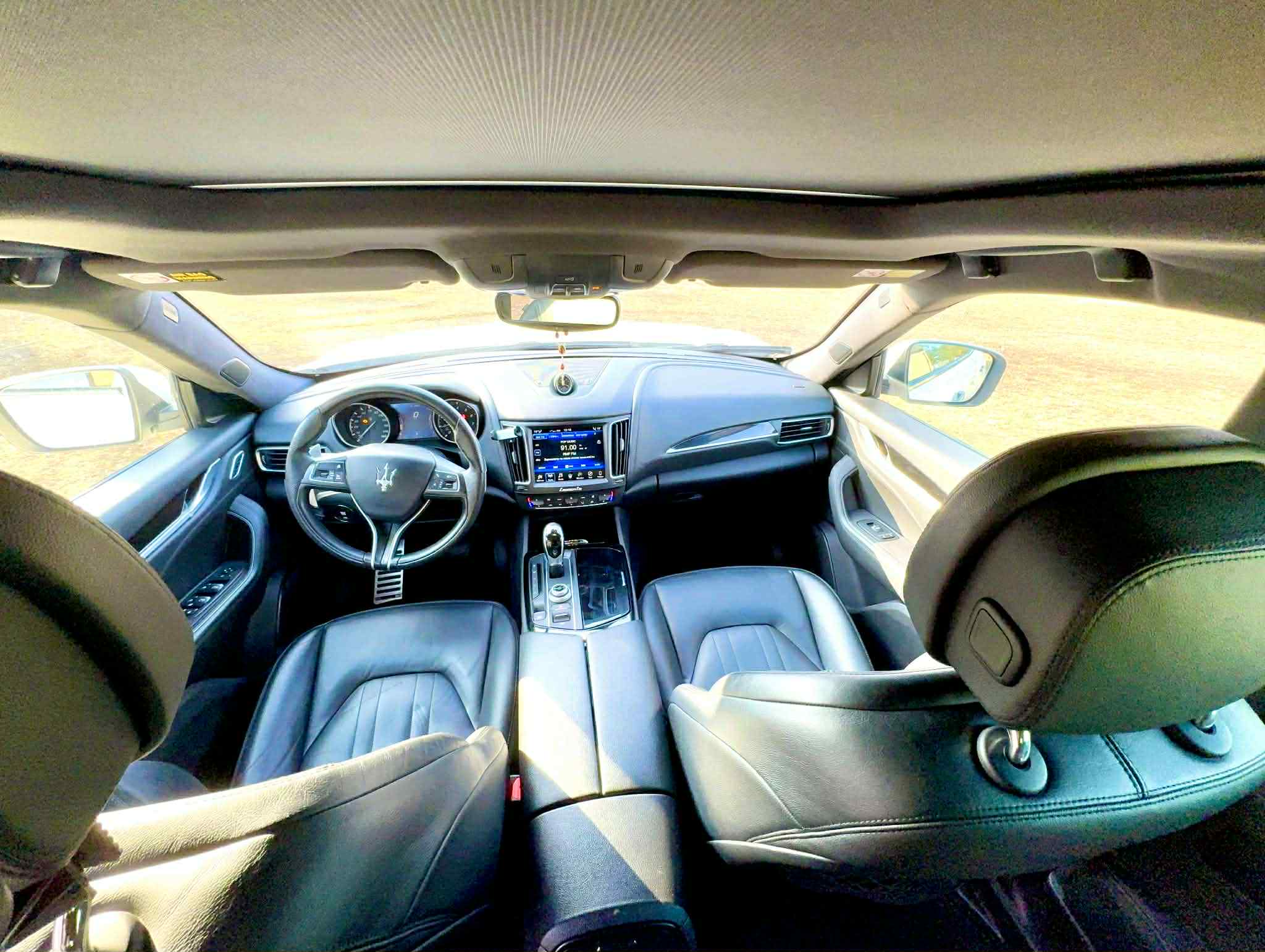 Białe Maserati Levante S