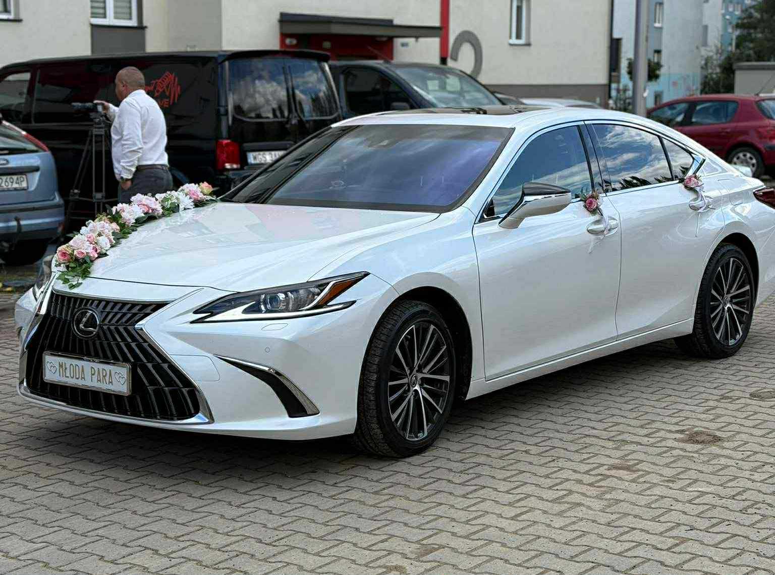 Biały Lexus Es300h