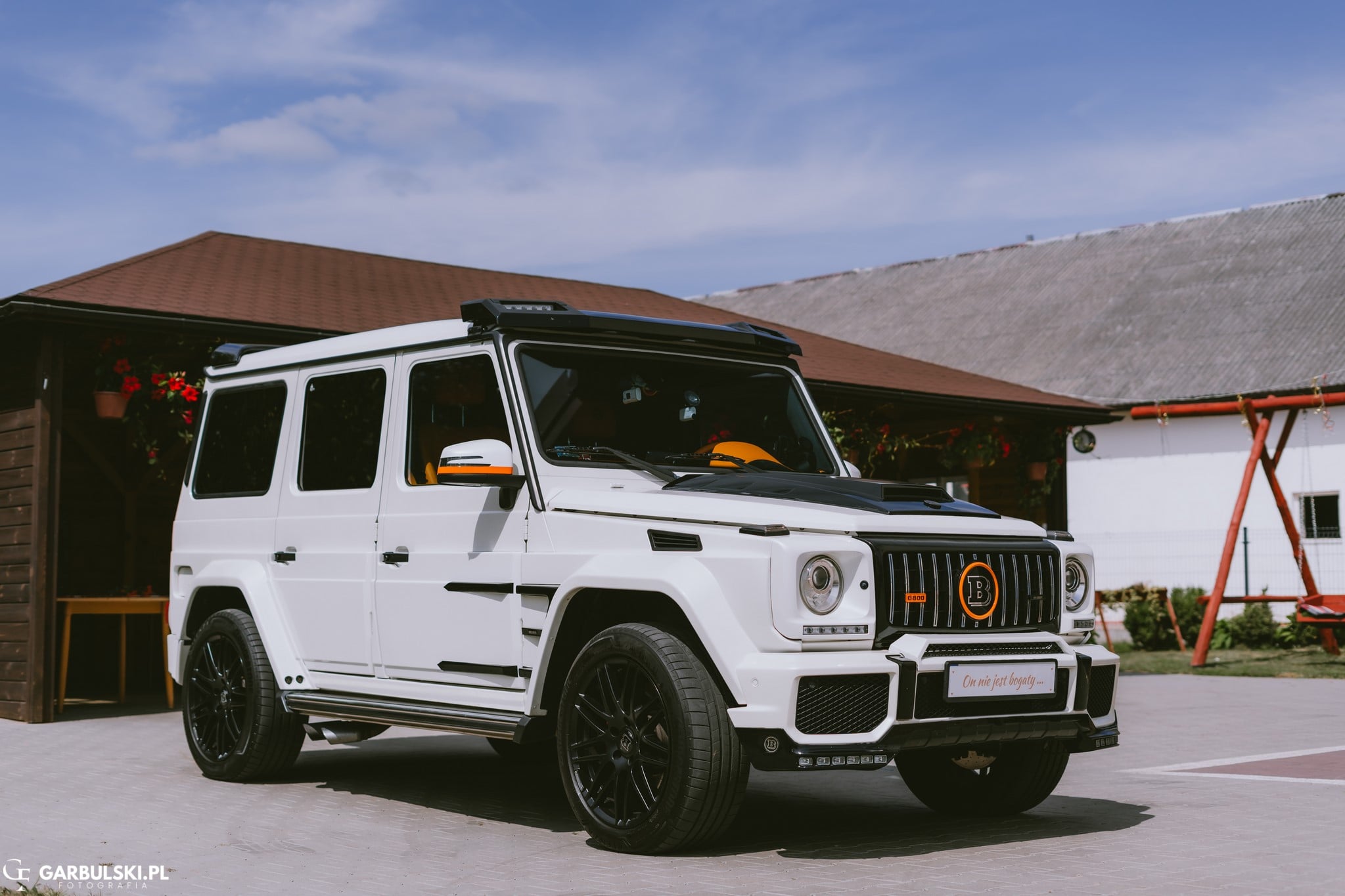 Biały Mercedes klasy G 800  Brabus