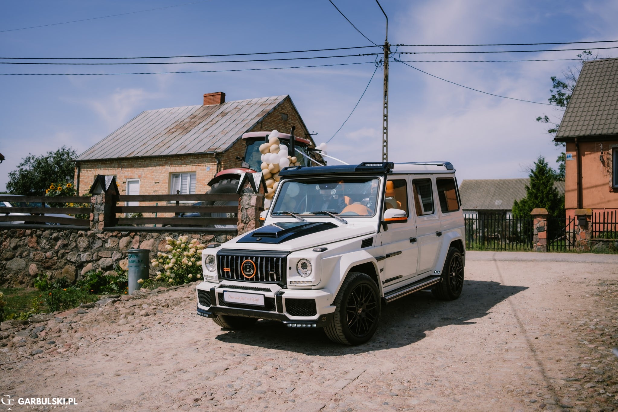 Biały Mercedes klasy G 800  Brabus