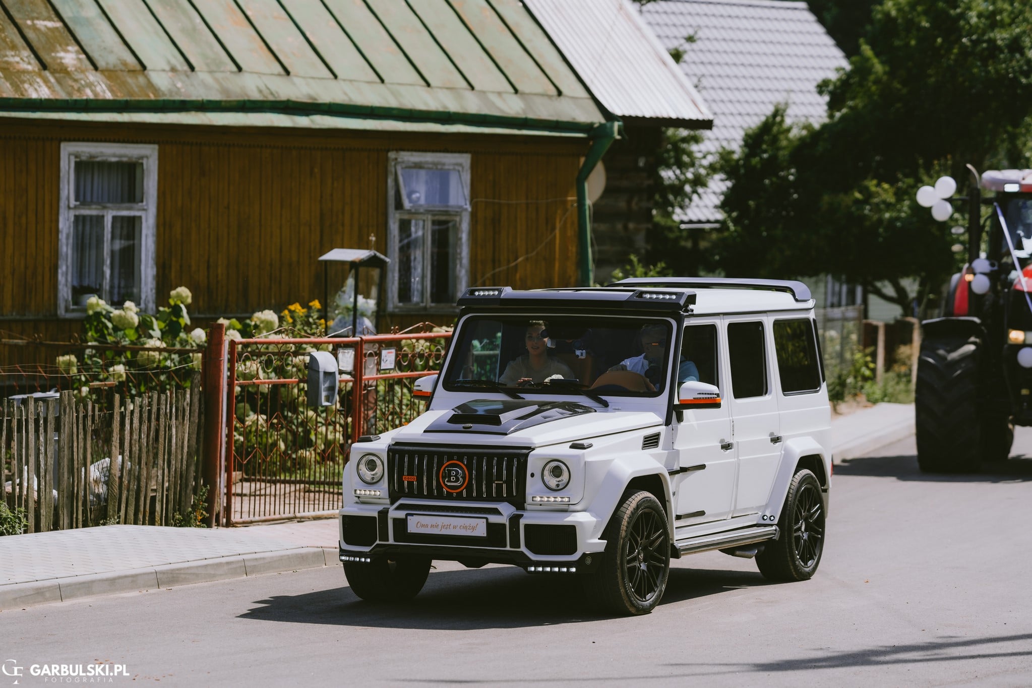 Biały Mercedes klasy G 800  Brabus