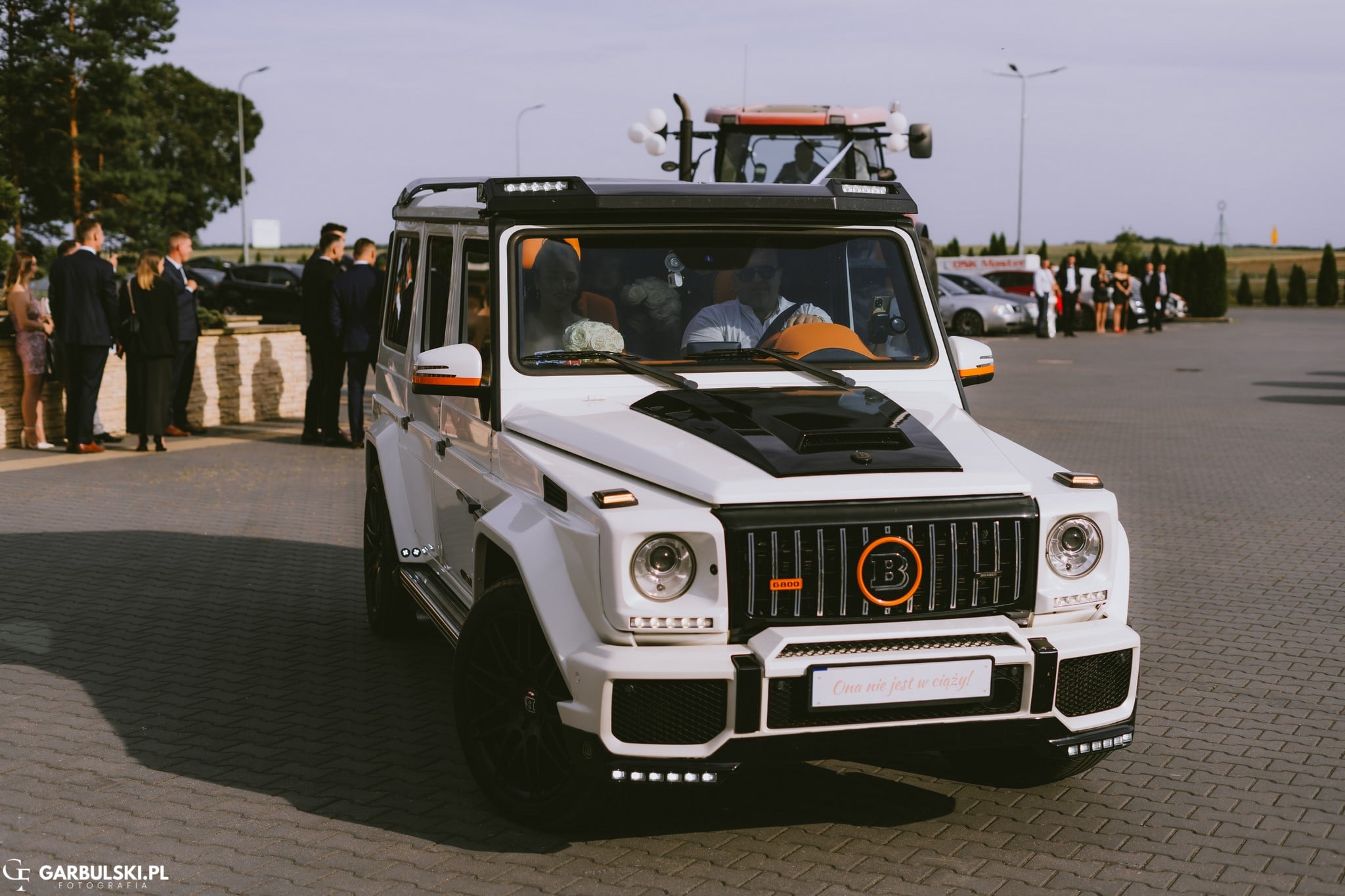 Biały Mercedes klasy G 800  Brabus