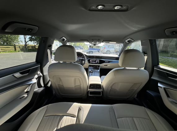 Najnowsze, białe Audi A7 C8 Sportback - jasne wnętrze