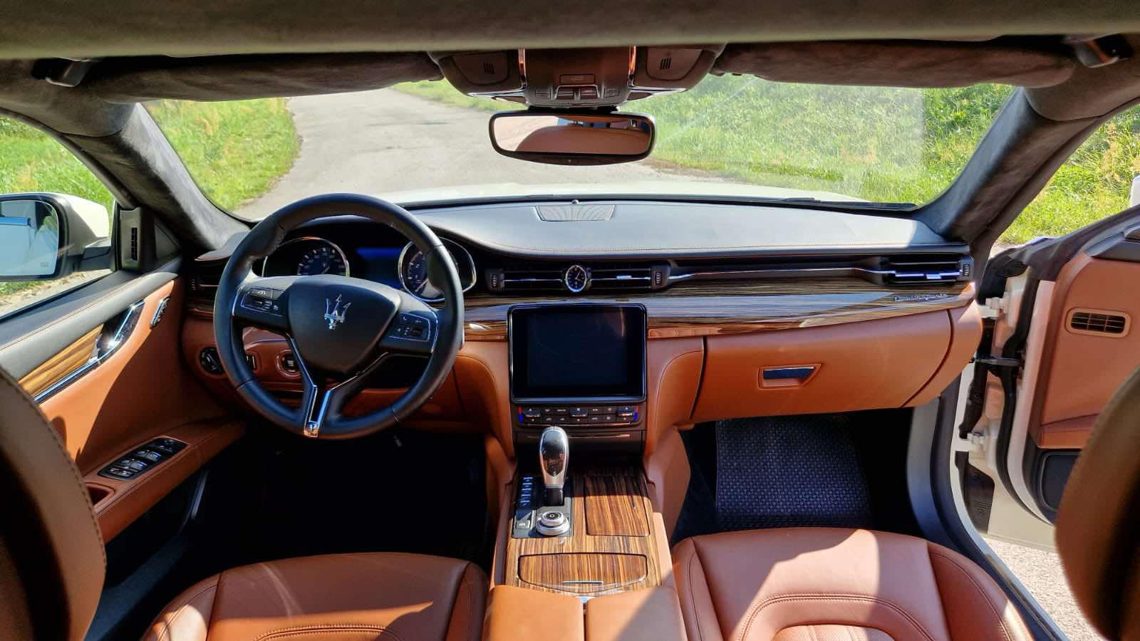 Białe Maserati Quattroporte - rude wnętrze