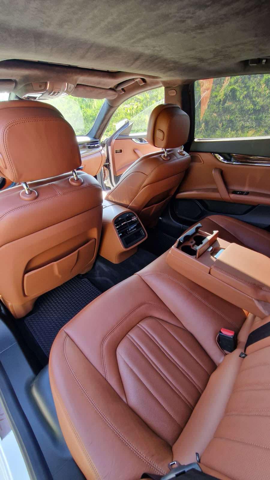 Białe Maserati Quattroporte - rude wnętrze