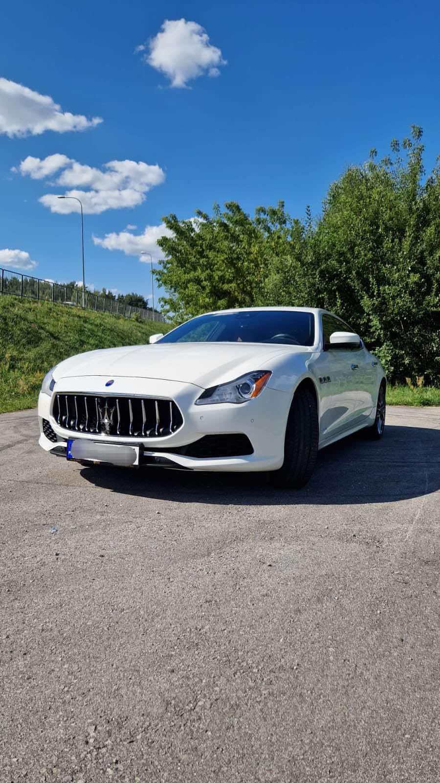 Białe Maserati Quattroporte - rude wnętrze