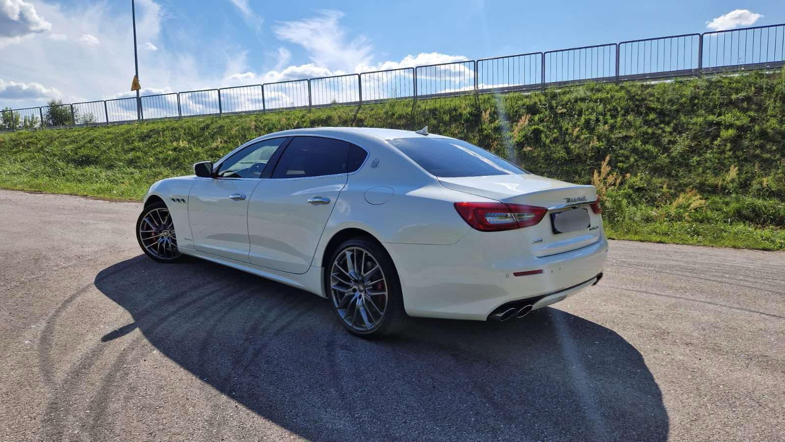 Białe Maserati Quattroporte - rude wnętrze