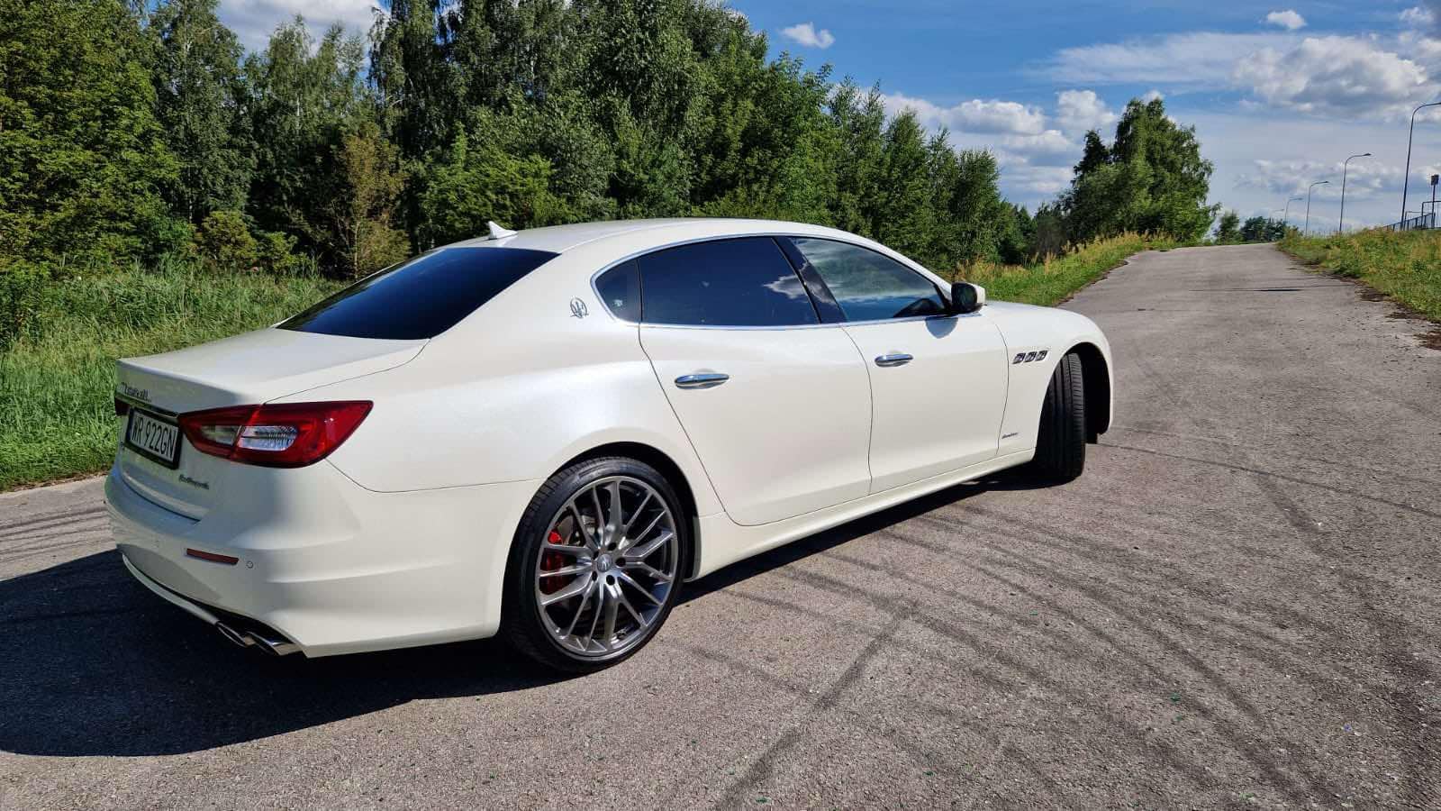 Białe Maserati Quattroporte - rude wnętrze