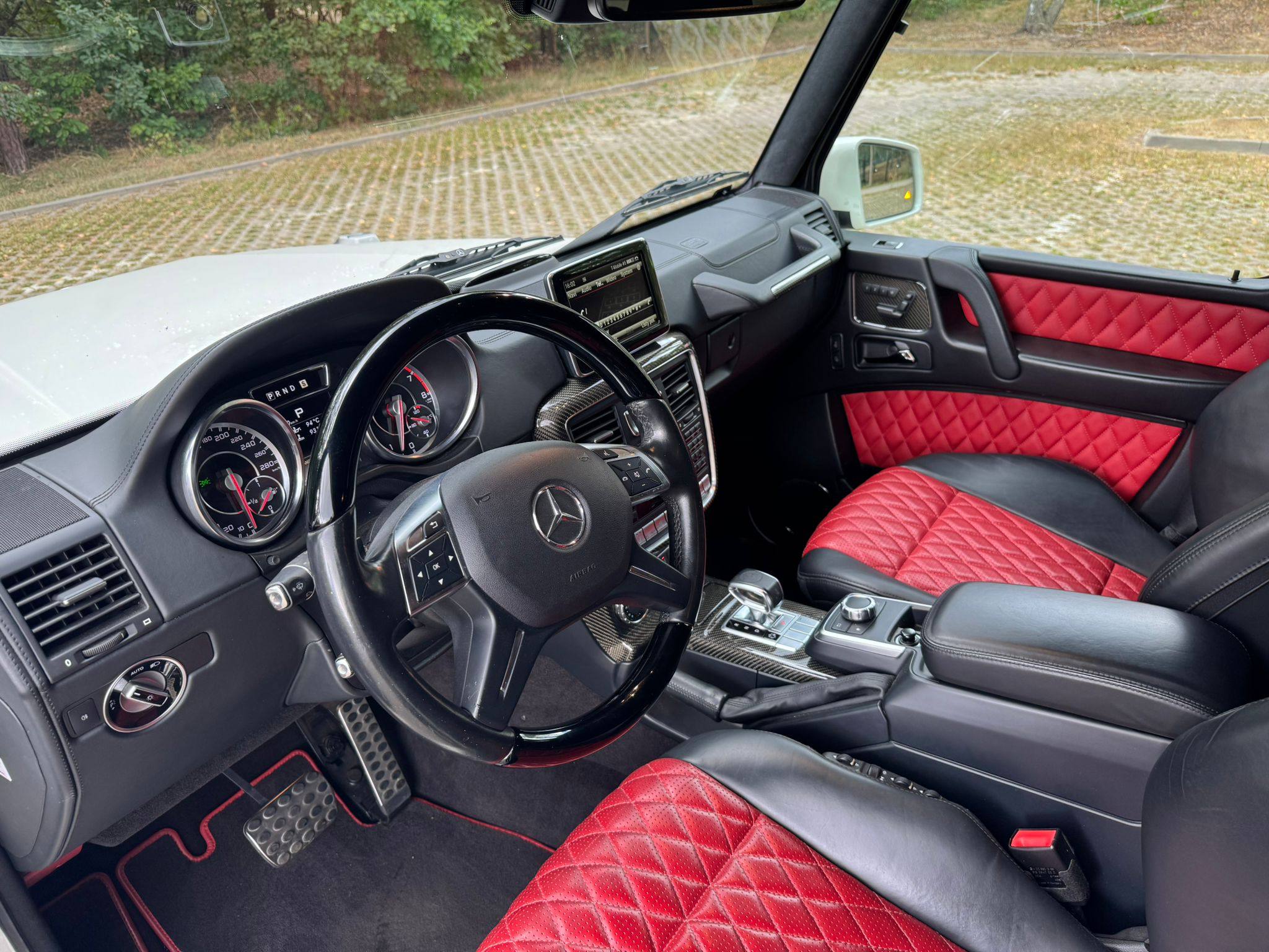 Biały Mercedes G63 AMG