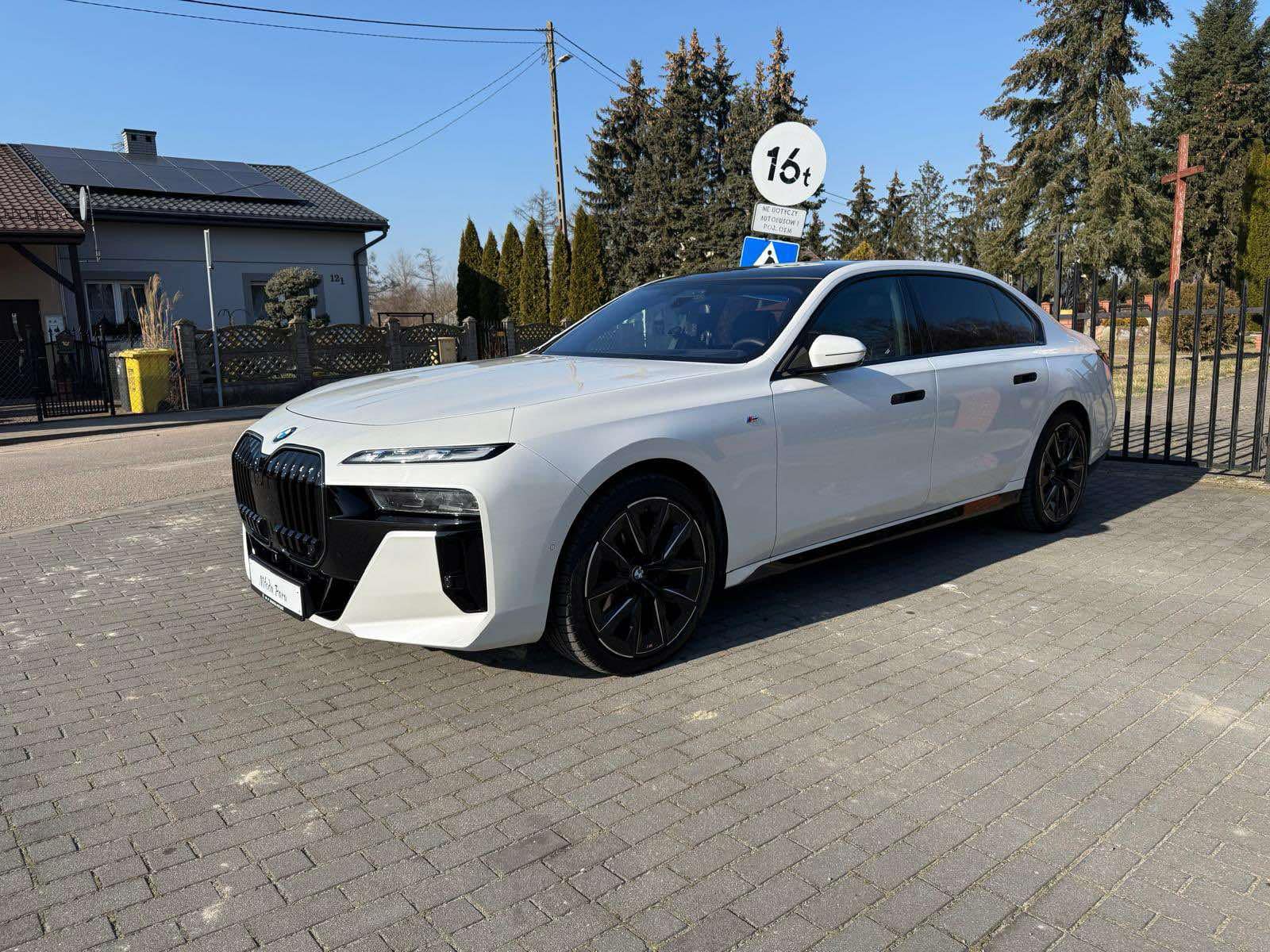 Najnowsze, białe Bmw serii 7 G70 Long