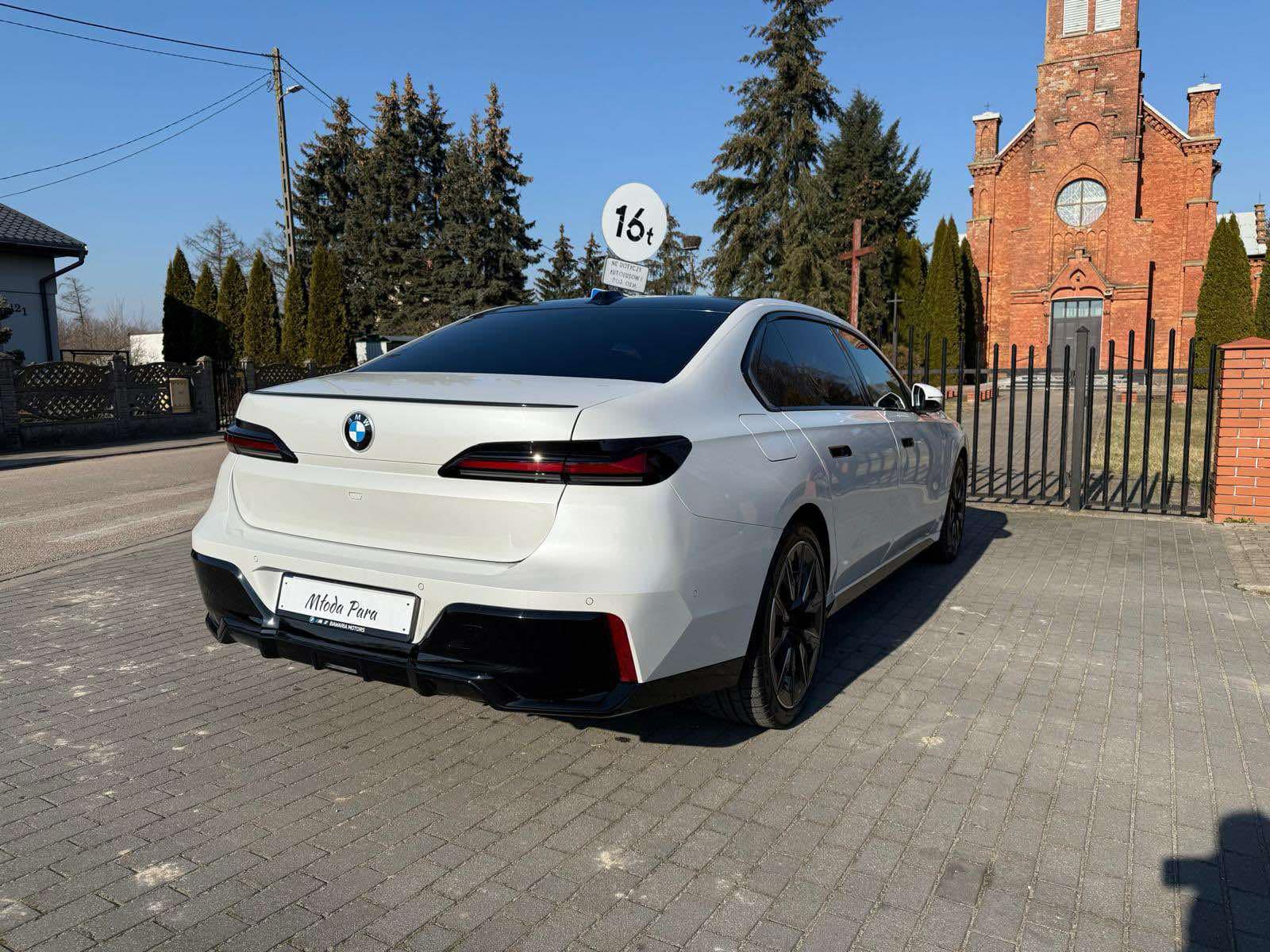 Najnowsze, białe Bmw serii 7 G70 Long