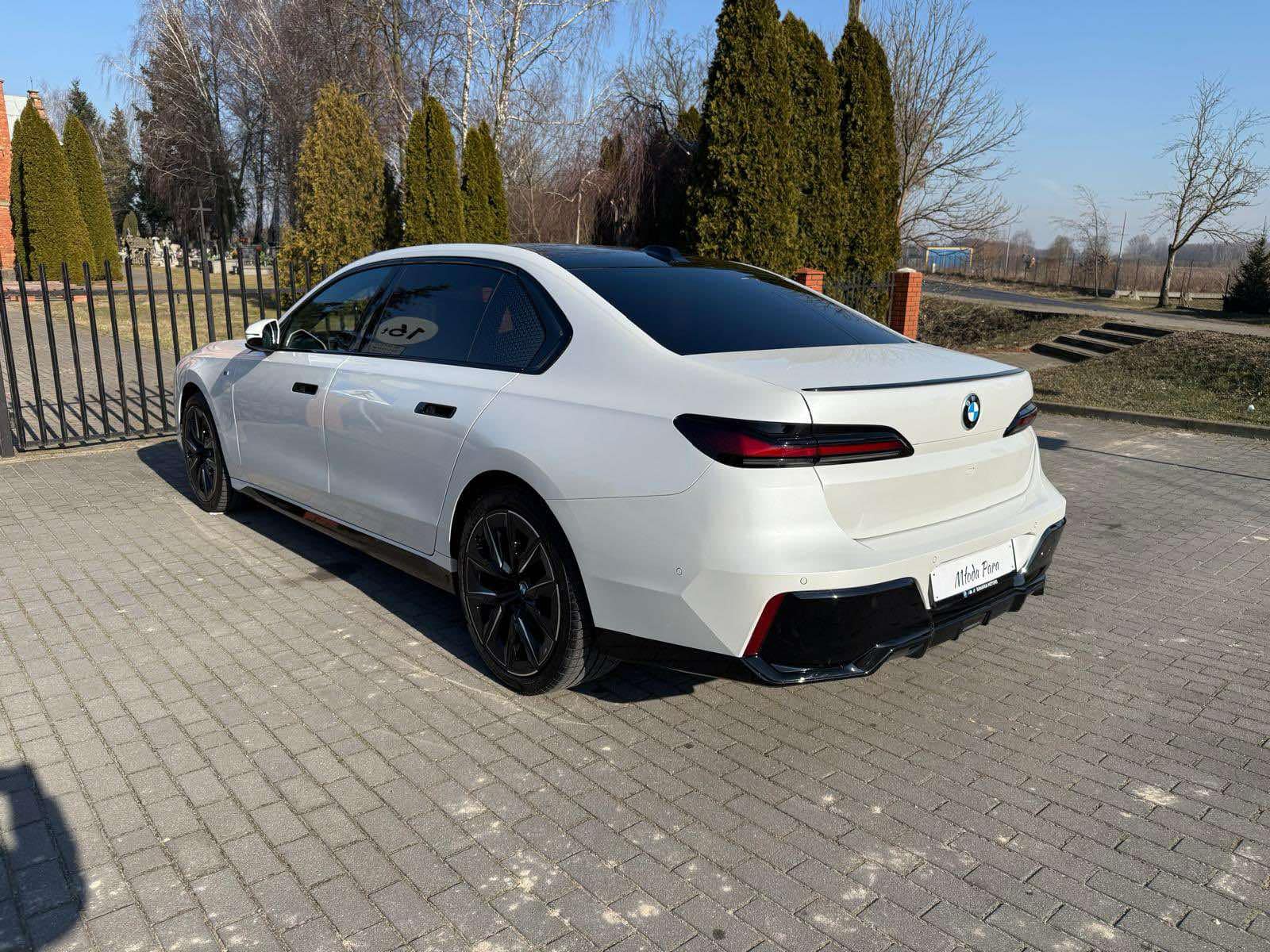 Najnowsze, białe Bmw serii 7 G70 Long