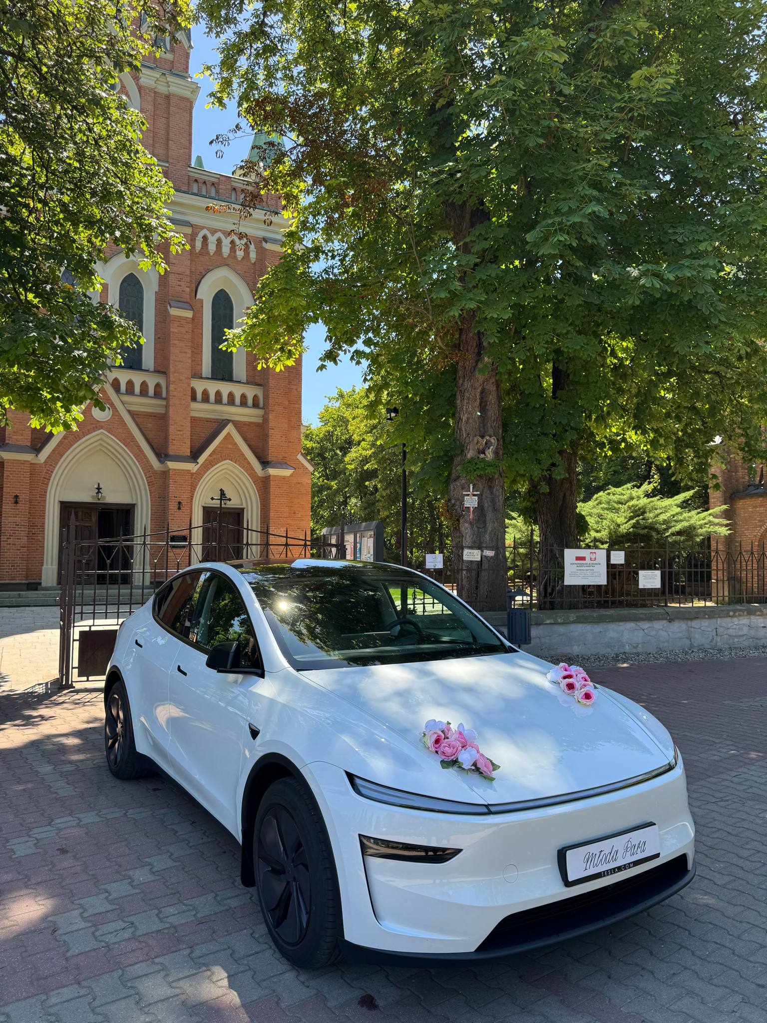 Najnowsza, biała Tesla model Y 2025