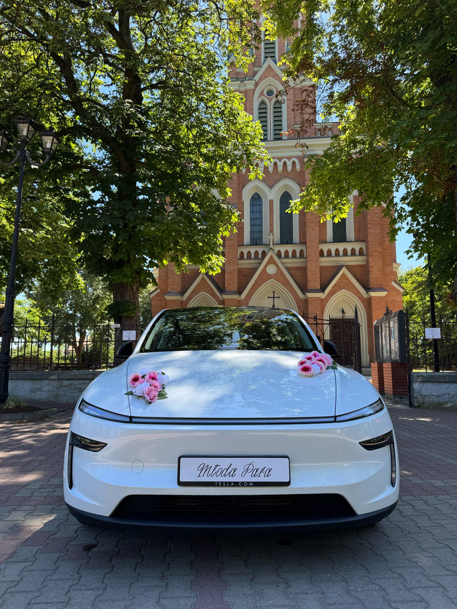 Najnowsza, biała Tesla model Y 2025