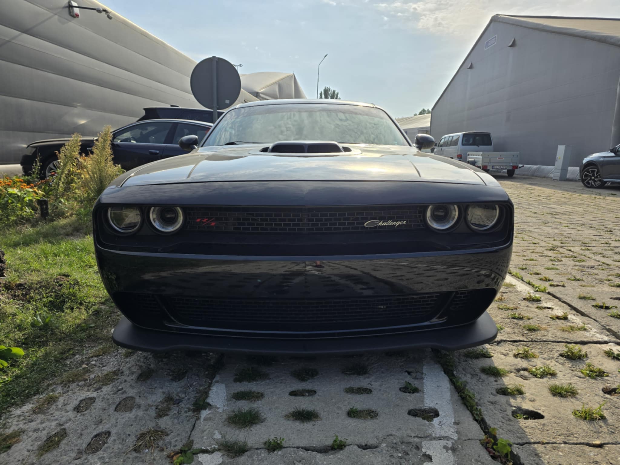 Czarny Dodge Challenger SRT
