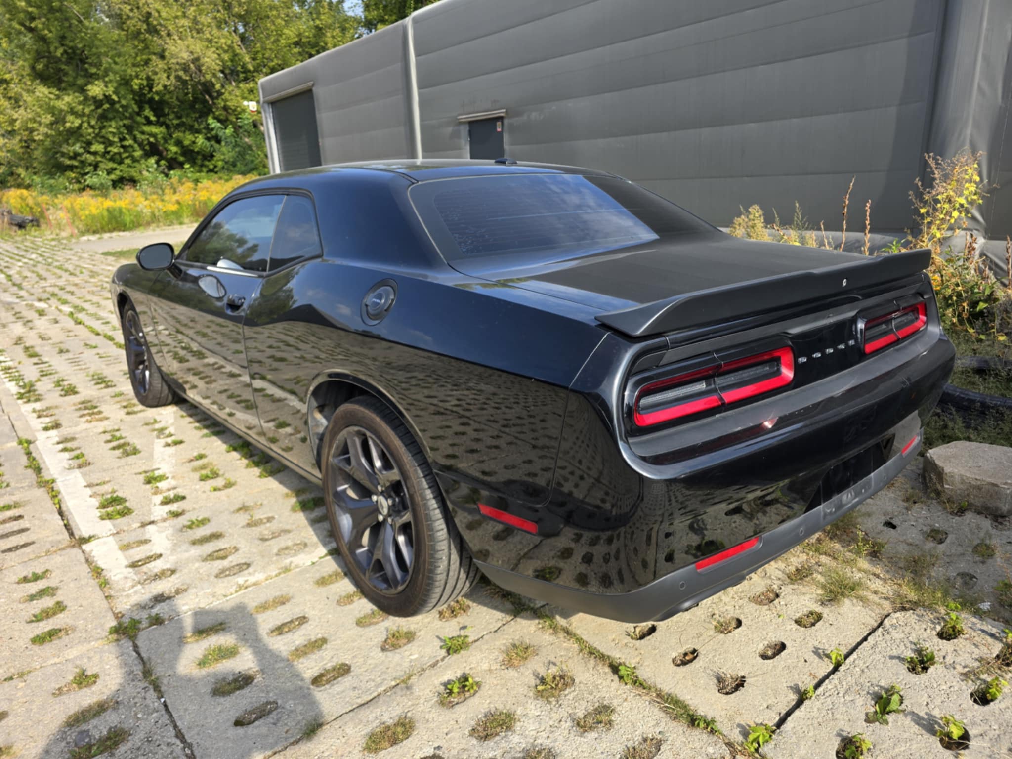 Czarny Dodge Challenger SRT