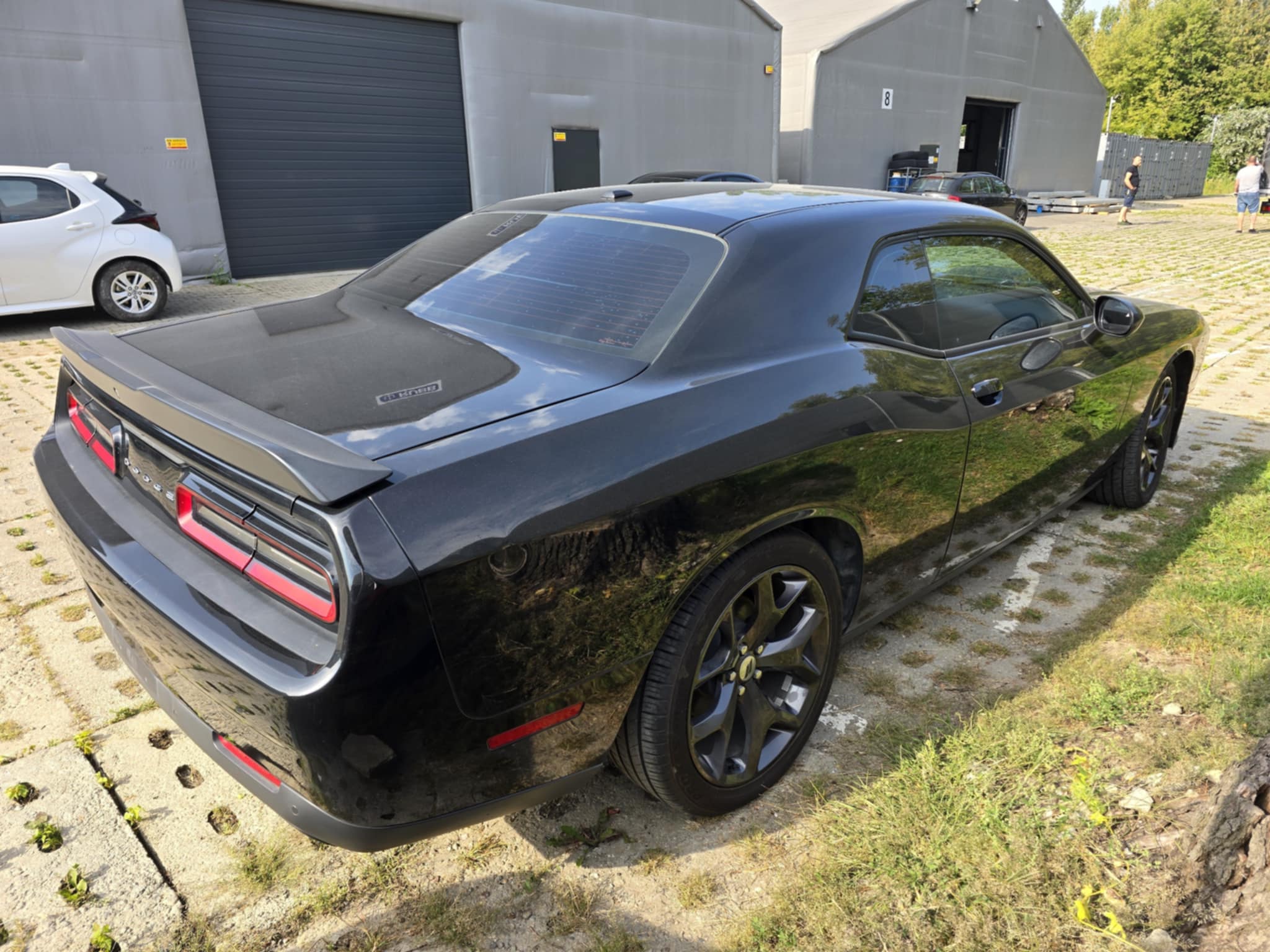 Czarny Dodge Challenger SRT
