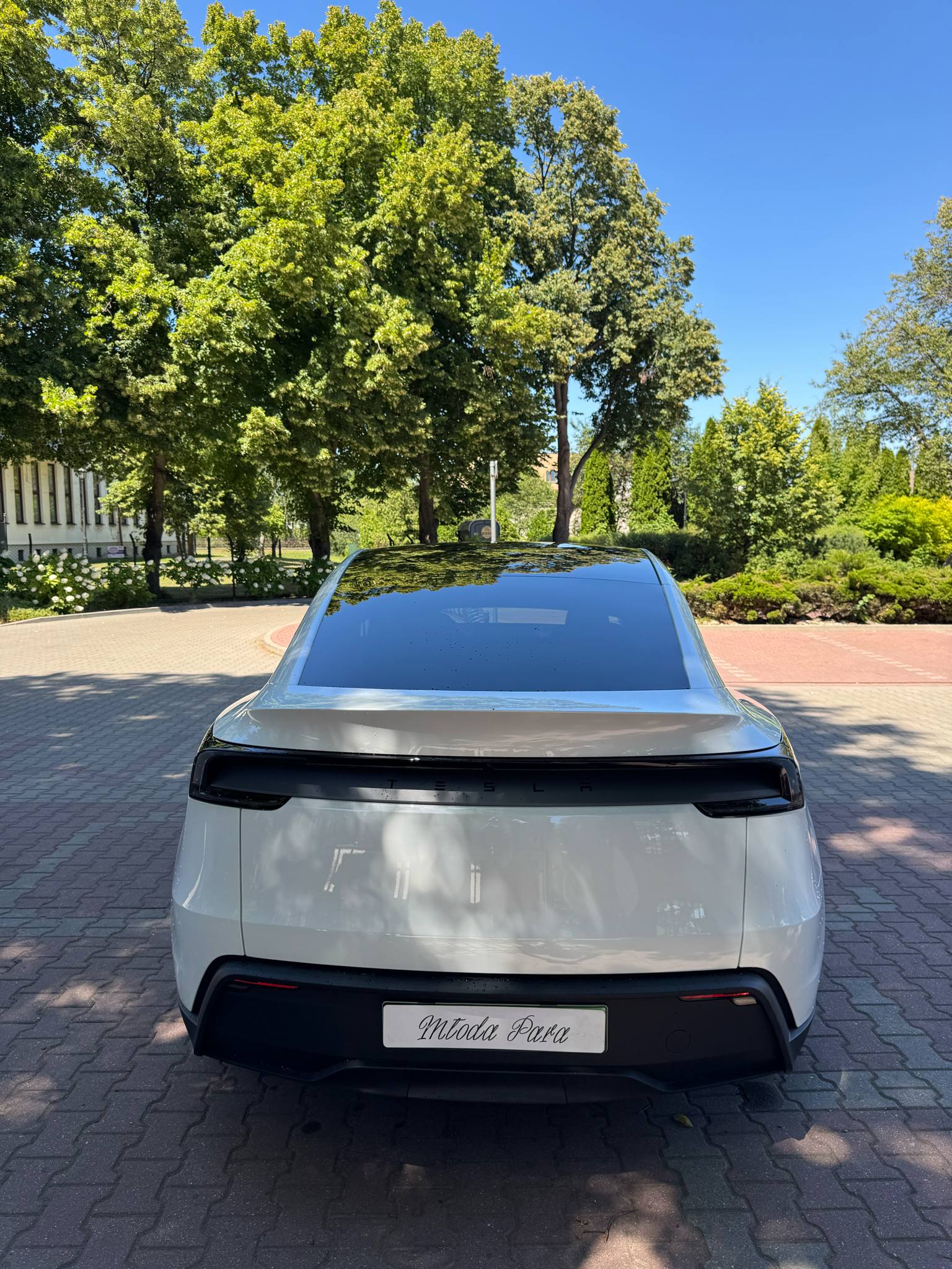 Najnowsza, biała Tesla model Y 2025
