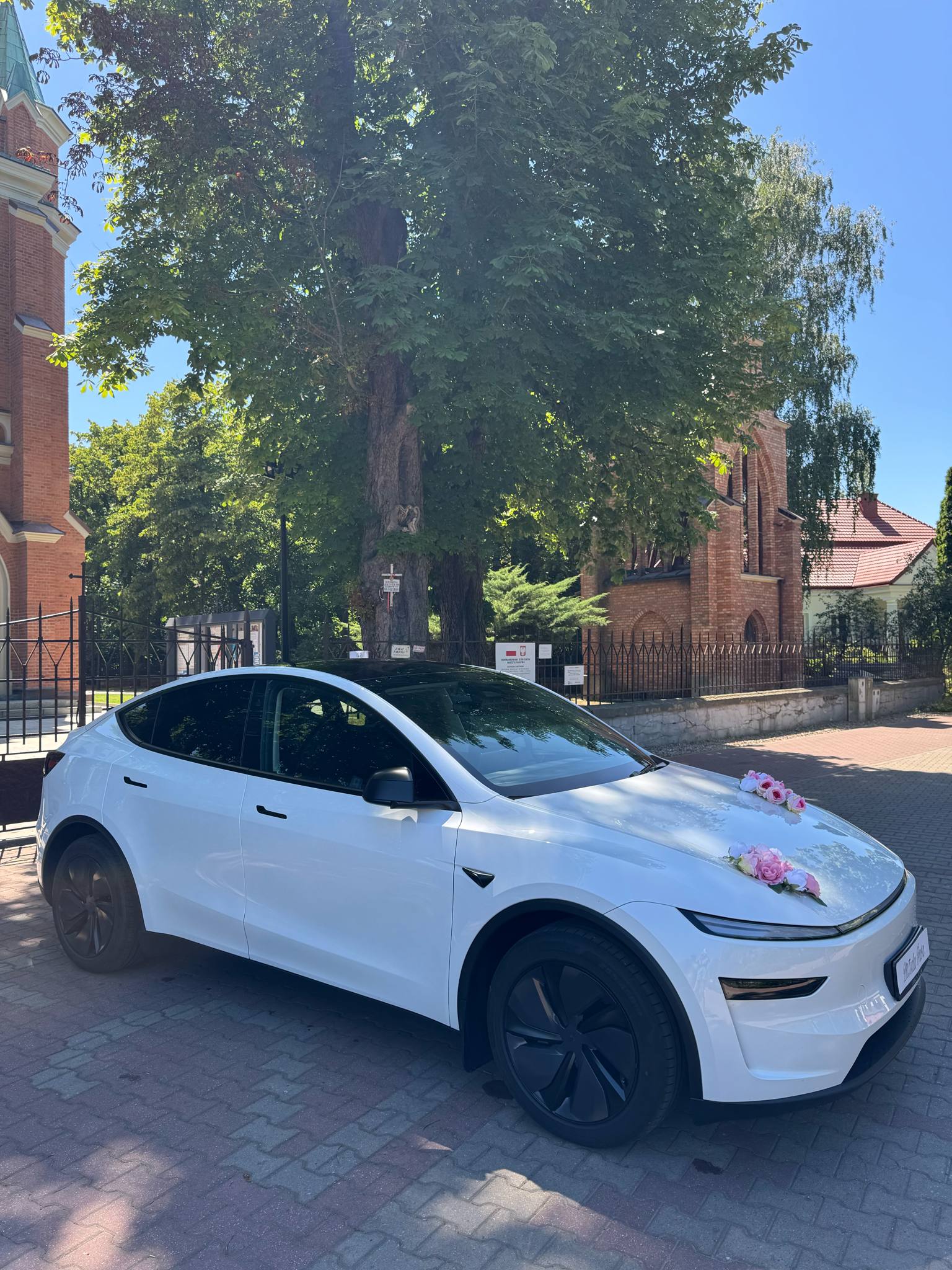 Najnowsza, biała Tesla model Y 2025