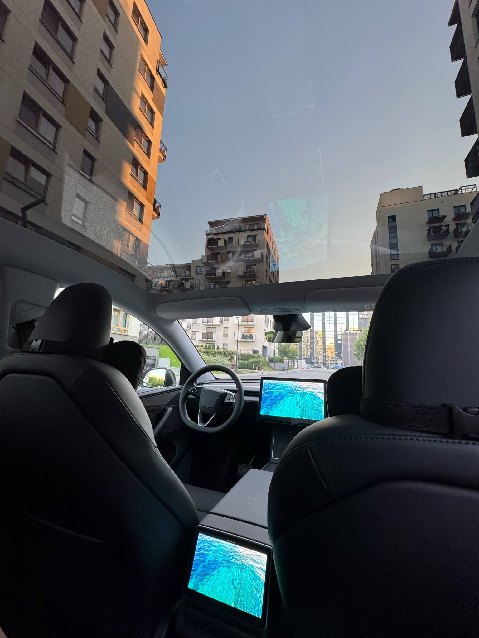 Najnowsza, biała Tesla model Y 2025