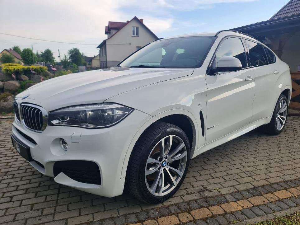 Białe Bmw X6 F16 M-Pakiet