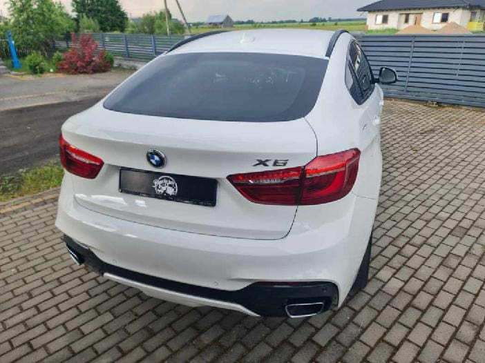 Białe Bmw X6 F16 M-Pakiet