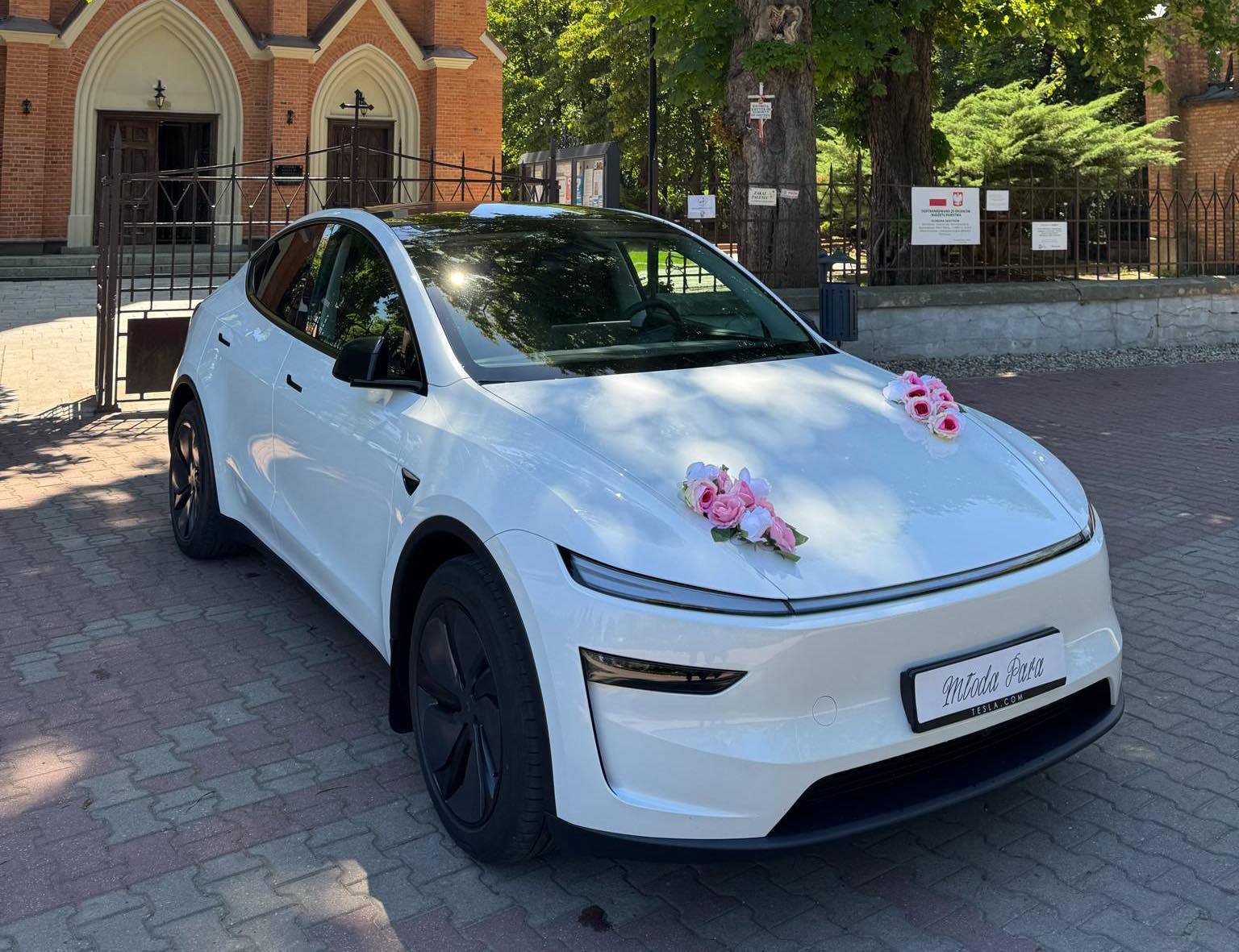 Najnowsza, biała Tesla model Y 2025